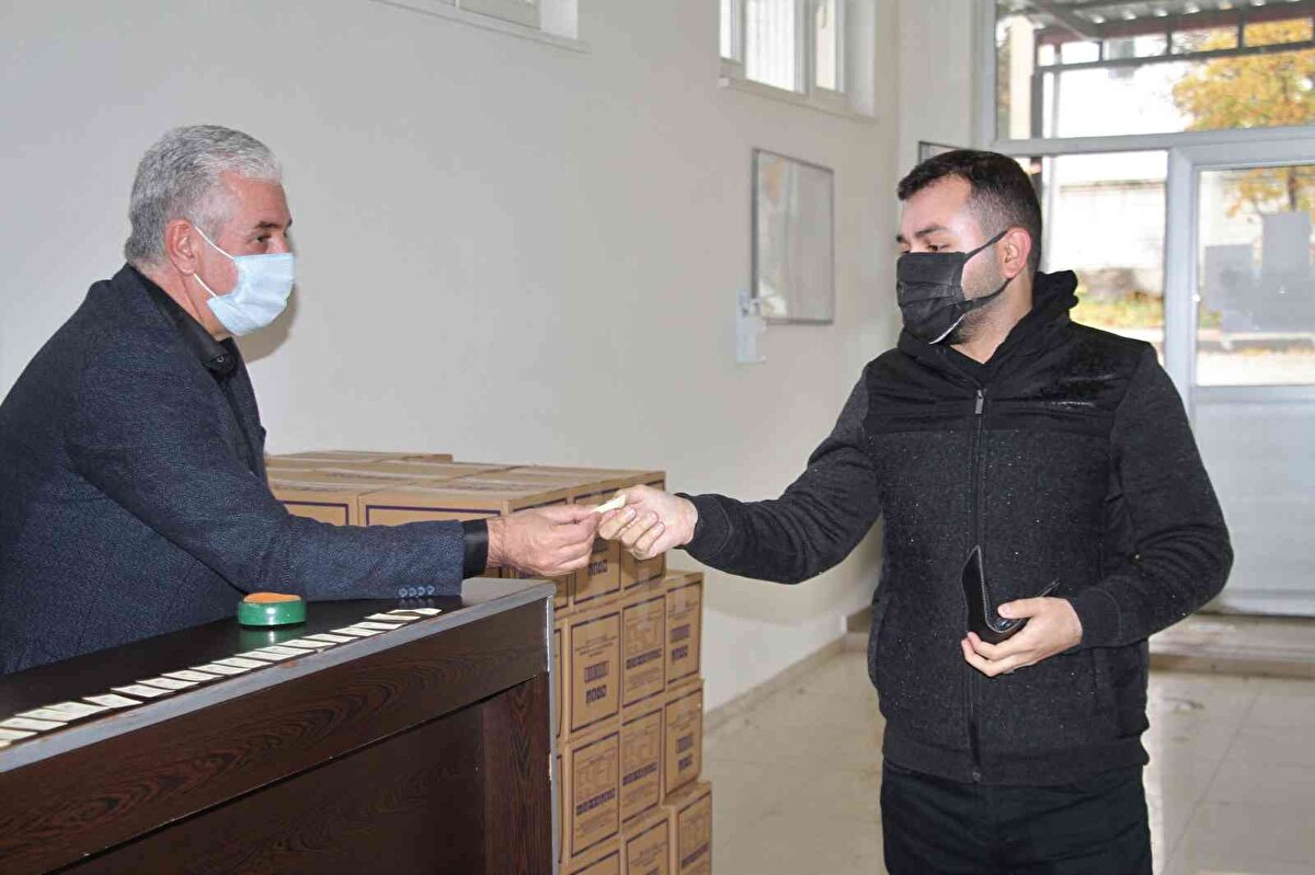 Bunun yanı sıra biriktirdiği paralarla Mühendislik Fakültesinde bulunan Akademi Camide hayatını kaybeden uçak mühendisi Tarık Kesici, pandemi sürecinde hayatını kaybeden sağlık çalışanları ve şehitler için mevlit okutarak lokum ikramında bulundu.