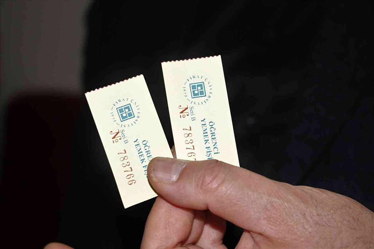 Bıraktığı sigara paralarını da biriktirmeye başlayan Saylan, 4 buçuk yılda biriktirdiği 38 bin lirayı geçen ay itibariyle Fırat Üniversitesinde okuyan öğrencilere ayda bir defa olmak üzere bin adet fiş dağıtmaya başladı.