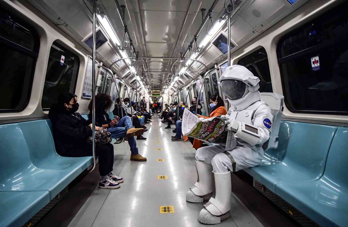 Astronot kıyafetiyle rutin bir İstanbullu gibi akbil basarak metroya giden vatandaş, yolcuların ilgisiyle karşılaştı.
