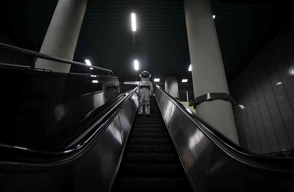 Astronotu görenler şaşkınlıklarını gizleyemeyerek cep telefonlarıyla bu anı ölümsüzleştirdi. Kimi vatandaş fotoğraf çekerken kimisi de astronot ile fotoğraf çektirdi. M2 Yenikapı-Hacıosman metro hattındaki birçok durakta mola da veren astronot, Haliç durağında inerek İstanbul'un tarihi manzarasını izledi.
