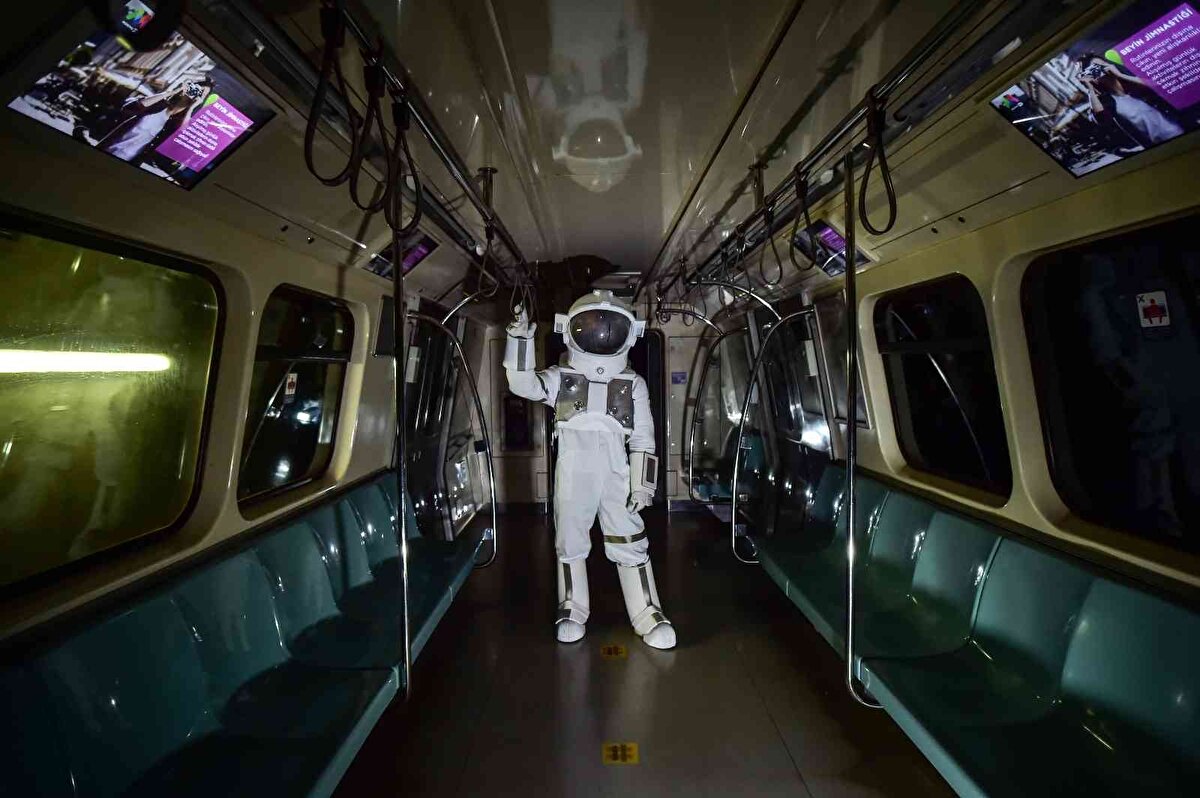 Bir başka vatandaş Atakan Başkan ise, "İlk gördüğümde robot sandım ancak astronotmuş. Gördüğümde çok şaşırdım" diye konuştu. Uzay kıyafetiyle merak uyandıran astronotun İstanbul'da yakın bir zamanda düzenlenecek etkinlikte yer alacağı öğrenildi.