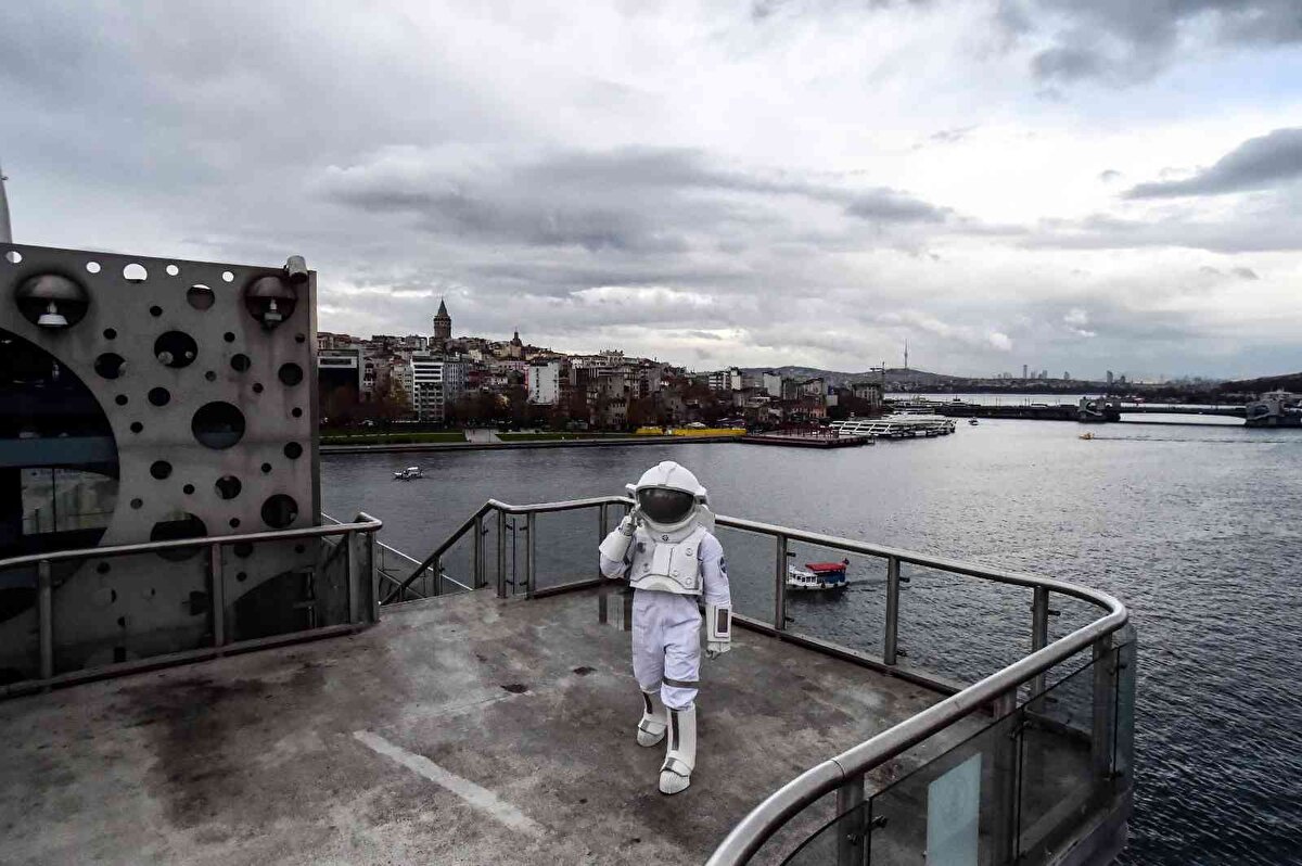 Metroda ilk defa böyle bir durumla karşılaştıklarını söyleyen vatandaşlar, ilginç bir görüntüyle karşılaştıklarını dile getirdiler. Astronotu görünce çok şaşırdığını dile getiren Nurullah Çelebi, "Böyle bir şeyi beklemiyordum, çok şaşırdık. İlgimi çok çekti" dedi.