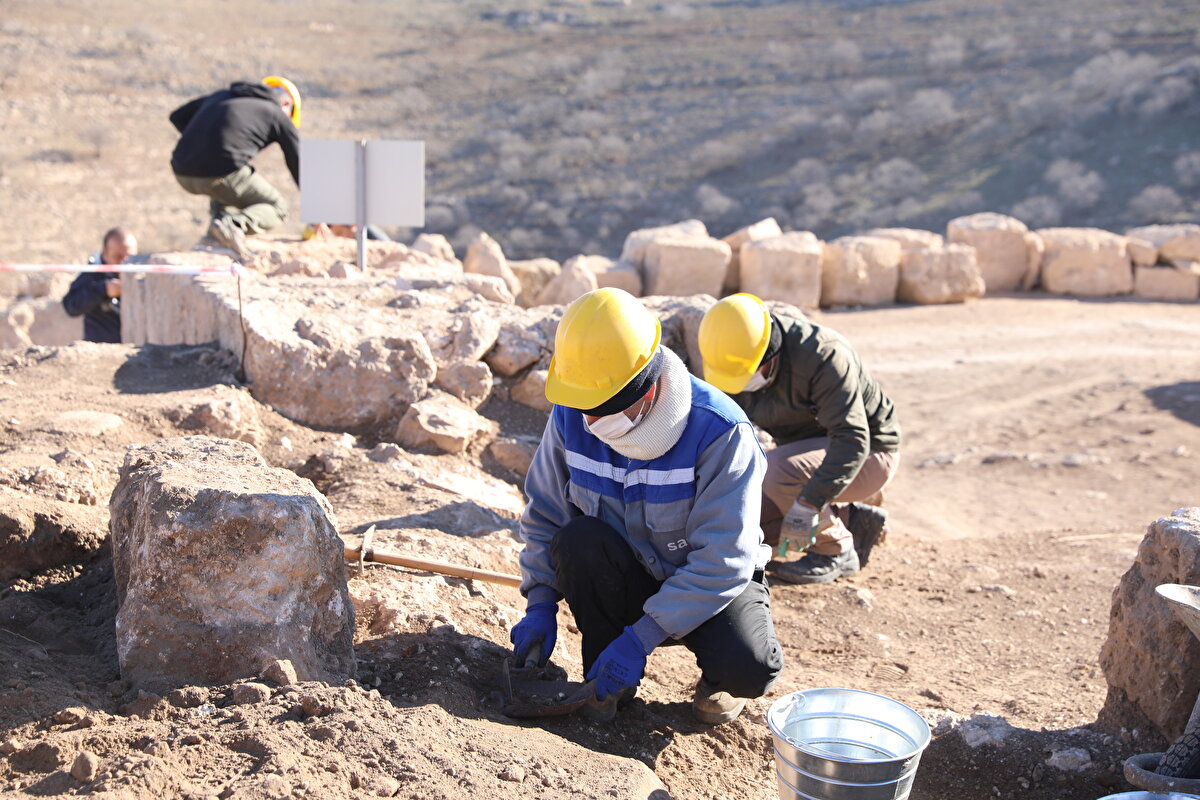 Zerzevan Kalesi Kazı Heyeti Başkanı Doç. Dr. Aytaç Coşkun, anahtarlı yüzükte kilit içerisine giren dil ve gövde kısmı, el ile tutulan yüzük kısmına geçirildiğini söyledi. Doç. Dr. Coşkun, "Dişli ucun bulunduğu gövde yüzük üzerine hareketli olarak eklendiği, dairesel formlu halkası açık uçlu olup birer kuşbaşı ile son buluyor. Çok özel olan eşyaların konulduğu sandığı açmak için kullanılan anahtarlı yüzük, MS 4-5. yüzyıla tarihlendirilmekte olduğu ve 1600 yıllık olabileceği görülüyor" dedi.<br><br>