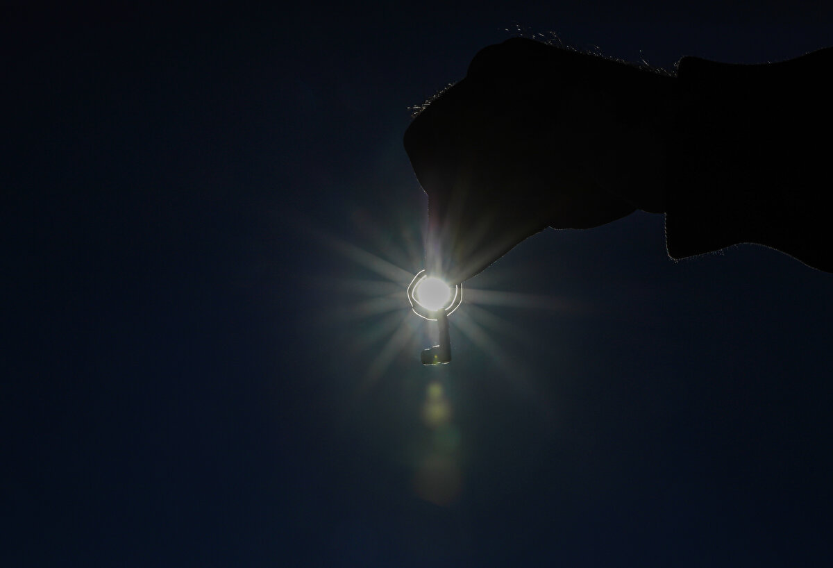 Söz konusu eserlerin kazılarda çok nadir ele geçmekte olduğunu ve bölgede ilk defa karşılarına çıktığını söyleyen Doç. Dr. Coşkun, "Zerzevan Kalesi'nde 2014 yılında kazı çalışmaları başladı ve halen devam ediyor. Zerzevan Kalesine baktığımız zaman dünyanın en iyi korunmuş garnizonlarından birisi ve şu ana kadar binlerce eser ortaya çıkarıldı. Bu yıl da çalışmalar bütün hızıyla devam ediyor, yüzlerce eser var. İki önemli eserimiz ön plana çıktı. Bunlardan birisi bir küçükbaş hayvanı kemiğine yapılmış 1600 yıllık bir flüt, diğeri de özel kutuları açmak için kullanılan bir anahtar. Flütün özelliğine baktığımız zaman küçükbaş bir hayvanın bacak kemiğinden yapılmış ve altı tane deliği korunmuş. Flütün bir parçası geçen yıl çıktı, bir parçası bu yıl çıktı ve birleştirildi. Biz, farklı yıllarda eserler bulabiliyoruz ve bunları birleştiriyoruz. Bu bize şunu gösteriyor, bu flütün burada ortaya çıkması ki nadir bir örnek. Sadece burada askeri faaliyetlerin yapılmadığını, aynı zamanda müzikle ve sanatla da ilgilenildiğini göstermesi açısından önemli" şeklinde konuştu.<br><br>