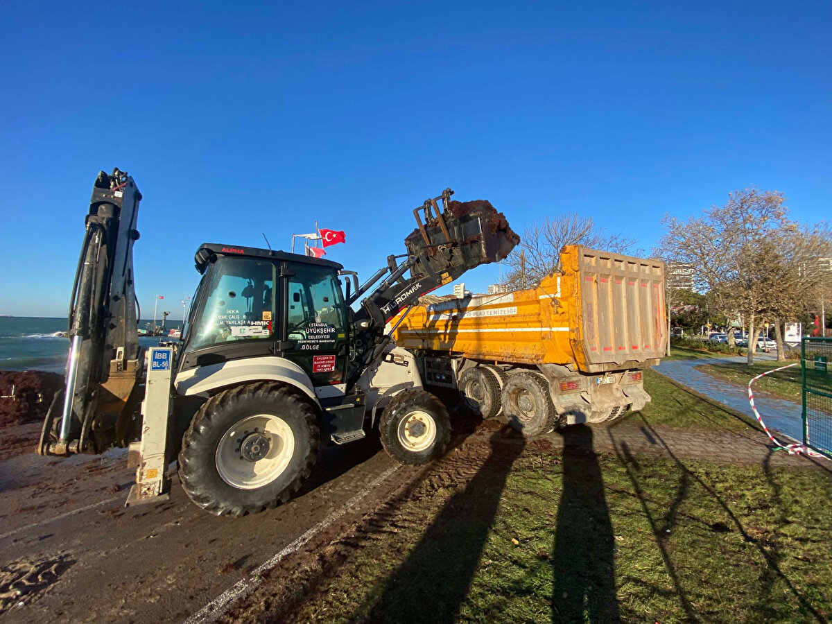 Sahile vuran dev dalgalar nedeniyle kırmızı renkli yosunlar sahil ve kayalıkları kapladı.<br><br>