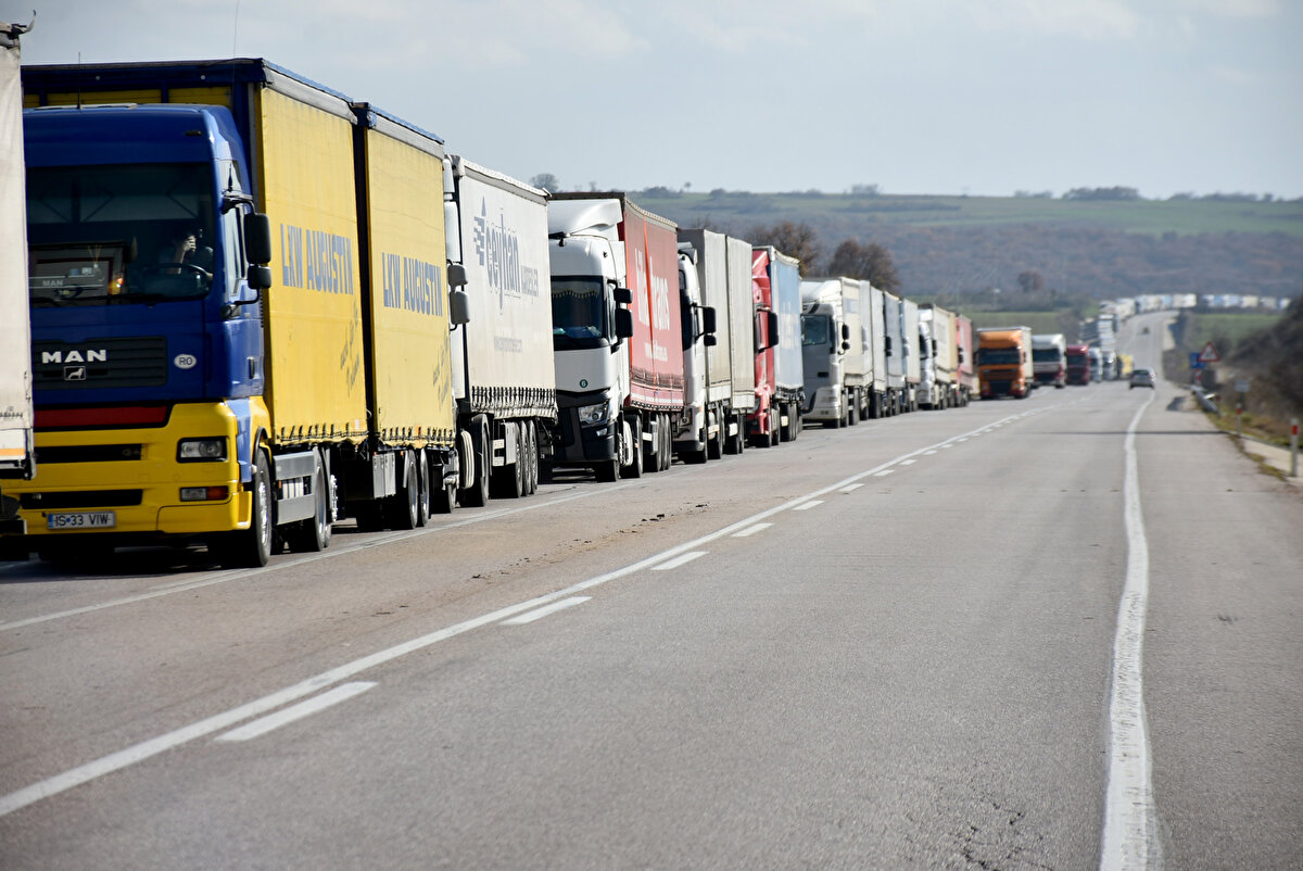Sabaha kadar sırayı kollamaya çalışıyoruz. Acaba bir kaçak binmesin diye onu kolluyoruz. Tuvalet olmadığı için tarlalara gidiyoruz. Yol kenarları çöplük oluyor. Biz atmasak başka arkadaşlar atıyor" diye konuştu.<br><br>