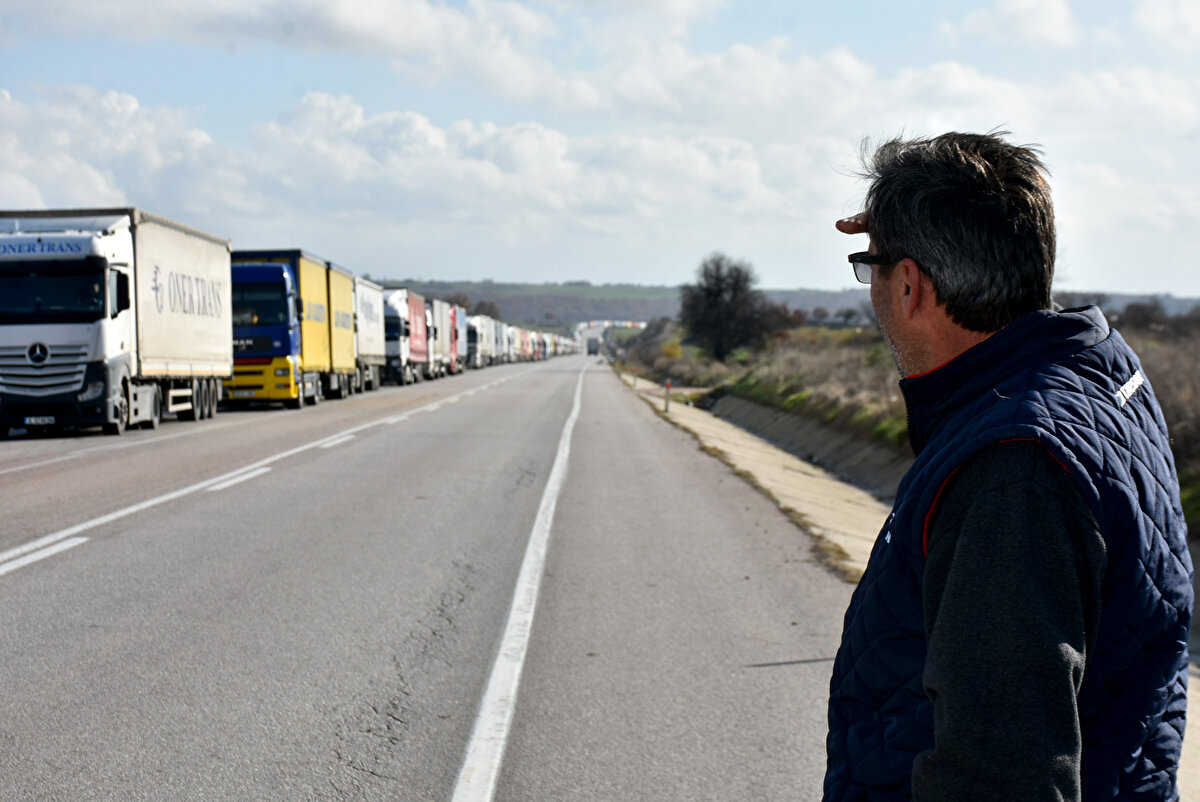 Eskişehir'den Romanya'ya giden Coşkun Kaygısız da ihracatın artmasıyla birlikte TIR kuyruklarının uzadığını belirterek, "24 saat olmak üzere ve sıradayım. İnsani ihtiyaçlarımız genelde sıkıntı. Yemek ve tuvalet gibi şeyler. Gece arabalara mülteciler biniyor kaçak, o problem oluyor. İhracat arttı, kuyruk uzadı.  İhracat artmıştır ki bu kadar kuyruklar çoğalıyor diye düşünüyorum" dedi.<br><br>