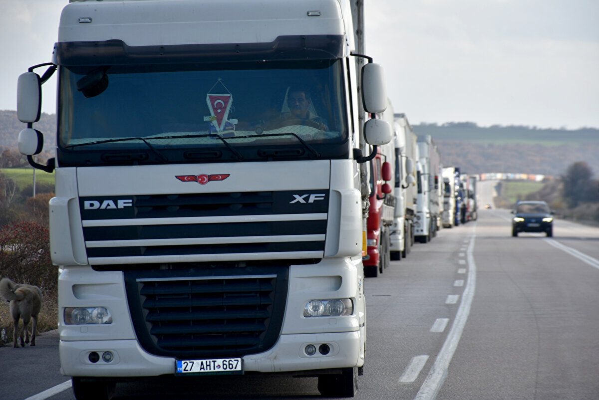 Selçuk Karaaslan ise, "Yaklaşık 2 gündür sıradayız. Şu anda zaten 9 kilometre kaldı. Bugün bile varabileceğimiz şüpheli. Lavabo yok, yemek yok, gece gündüz uyku yok.<br><br>