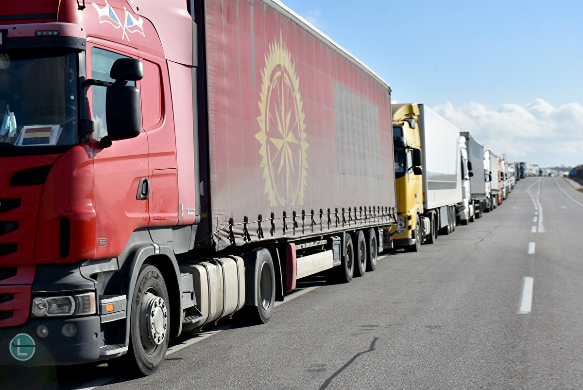 İzmir'den yüklediği ihraç yükü Romanya'ya götürmek için Hamzabeyli Sınır Kapısı'na gelen TIR şoförü Mesut Tüney, "3 gündür sıradayım. Bütün arkadaşlarla aynı sıkıntıyı çekiyoruz. İzmir'den geldim, Romanya'nın Bükreş şehrine gidiyorum. Yüküm turşu. 20'nci kilometreden sıraya girdim. Sırada uyuyamıyoruz, arabanın başında geceden sabaha kadar nöbet tutmak zorunda kalıyoruz" dedi.<br><br><br>