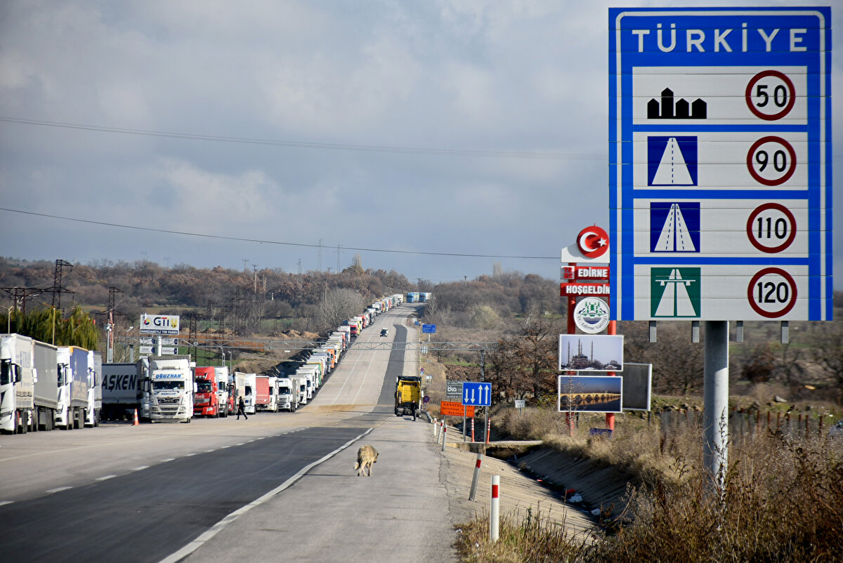 Türkiye'nin çeşitli bölgelerinden aldıkları ihraç ürünleri Avrupa ülkelerine götüren TIR'lar, Edirne'den Bulgaristan'a açılan Hamzabeyli ve Kapıkule Sınır Kapılarında uzun kuyruklar oluşturdu.<br><br>