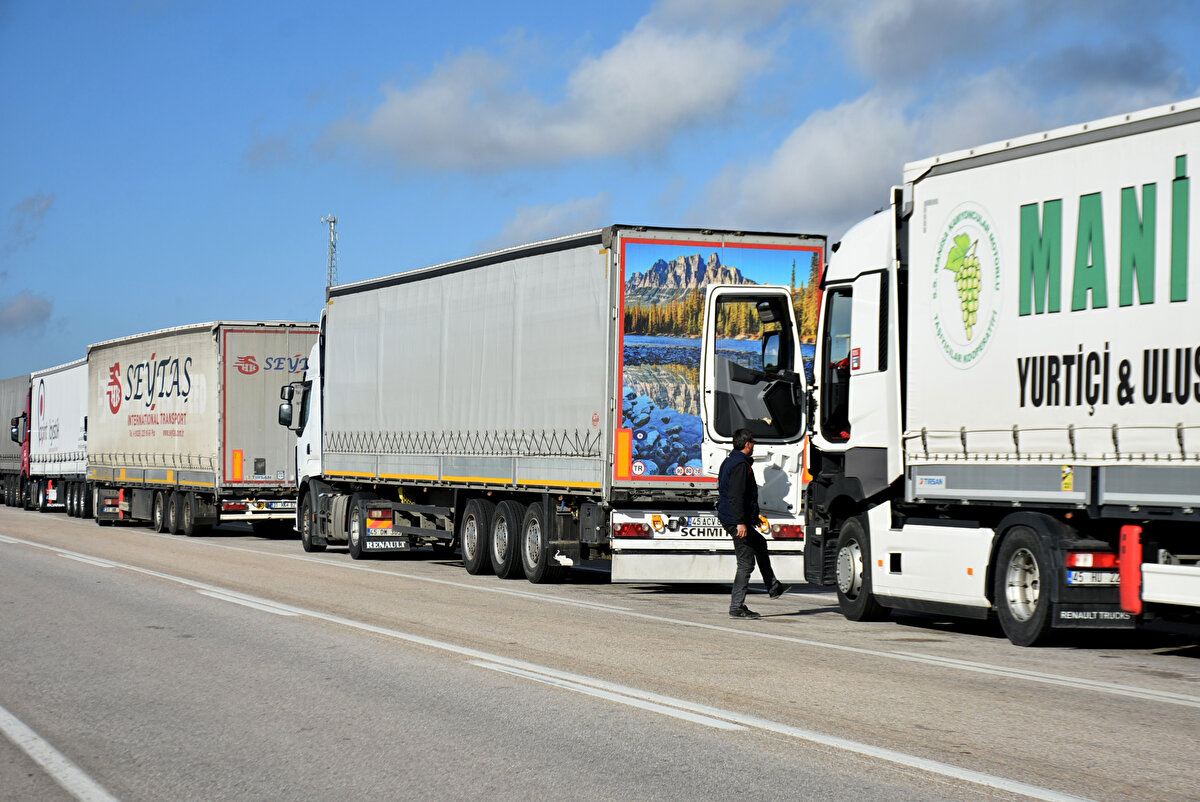 Çıkış yapmak için bekledikleri sırada göçmenlerin TIR brandalarını keserek gizlice araçlarına bindiğini söyleyen Tüney, "Afgan ve Suriyeliler yolda araçlara binmeye çalışıyorlar. Çadırımızı kesiyorlar, biniyorlar. Bunlara bir önlem alınmalı. 15 gün önce aracıma Afgan bir arkadaş binmiş sırada ben de direksiyonda uyuyakalmıştım, o arada binmiş. Gümrükte kameradan görüldü. Ben de çıkıp kontrol ettim. Dorsemi kesmiş içeriyi girip ayakkabı bağcığıyla bağlamış. Jandarma arkadaşları aradık, geldiler ve dışarı çıkardılar. Bu şekilde eziyete eziyet katılıyor. Zaten 3 gündür yollardayız, bu kapı sırasındayız. Çektiğimiz artı bir eziyet.<br><br>