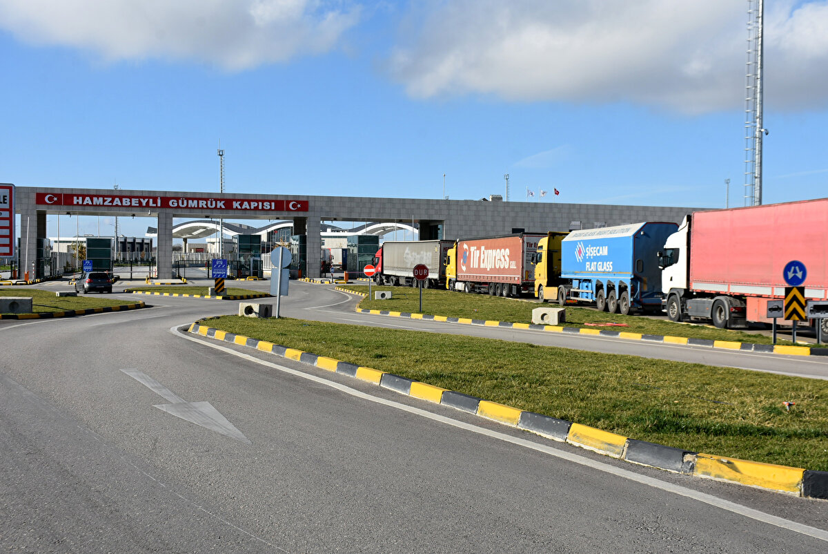 22 kilometreden sıraya girdim. Bugün bile park yerine varacağımız meçhul. Normalde bu malı cuma günü teslim etmem gerekiyordu ama bu gidişle zor" diye konuştu.<br><br>