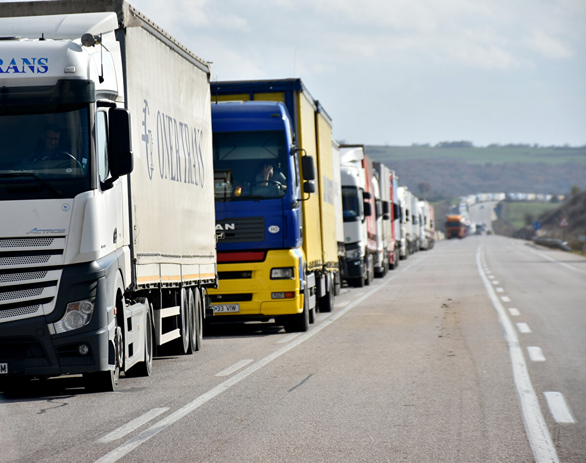Trakya Dış Ticaret Bölge Müdürlüğü yetkilileri, Hamzabeyli Sınır Kapısı'ndan geçen yılın 11 ayına göre bu yılın aynı döneminde ihraç yükü taşıyan TIR çıkışlarında yüzde 56,23 Kapıkule'de ise yüzde 19,46 artış olduğunu açıkladı. Kapıkule'den geçen yıl aynı dönemde 319 bin 22 TIR çıkış yaparken, bu yılın aynı döneminde sayı 381 bin 350'ye ulaştı.<br><br>