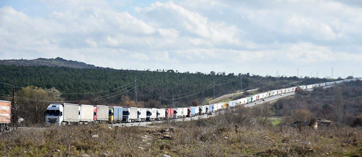Hamzabeyli Sınır Kapısı'nda TIR kuyruğu 19 kilometreyi bulurken, Kapıkule'deki parklarda ise yaklaşık 2 bin 500 TIR çıkış için bekleyişini sürdürüyor.<br><br>