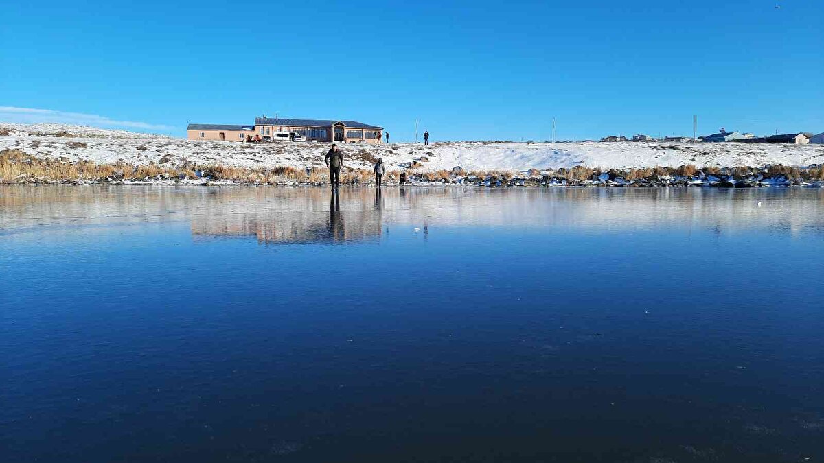 İzmir’den gelen Aykut Kurt, “Çıldır Gölü’ne geldik Buz turmuş, baya iyi, çok güzel, çok efsane yer burası, mutlaka herkesin gelmesini tavsiye ederim. Gerçekten harika bir ortamı var” diye konuştu.<br><br>