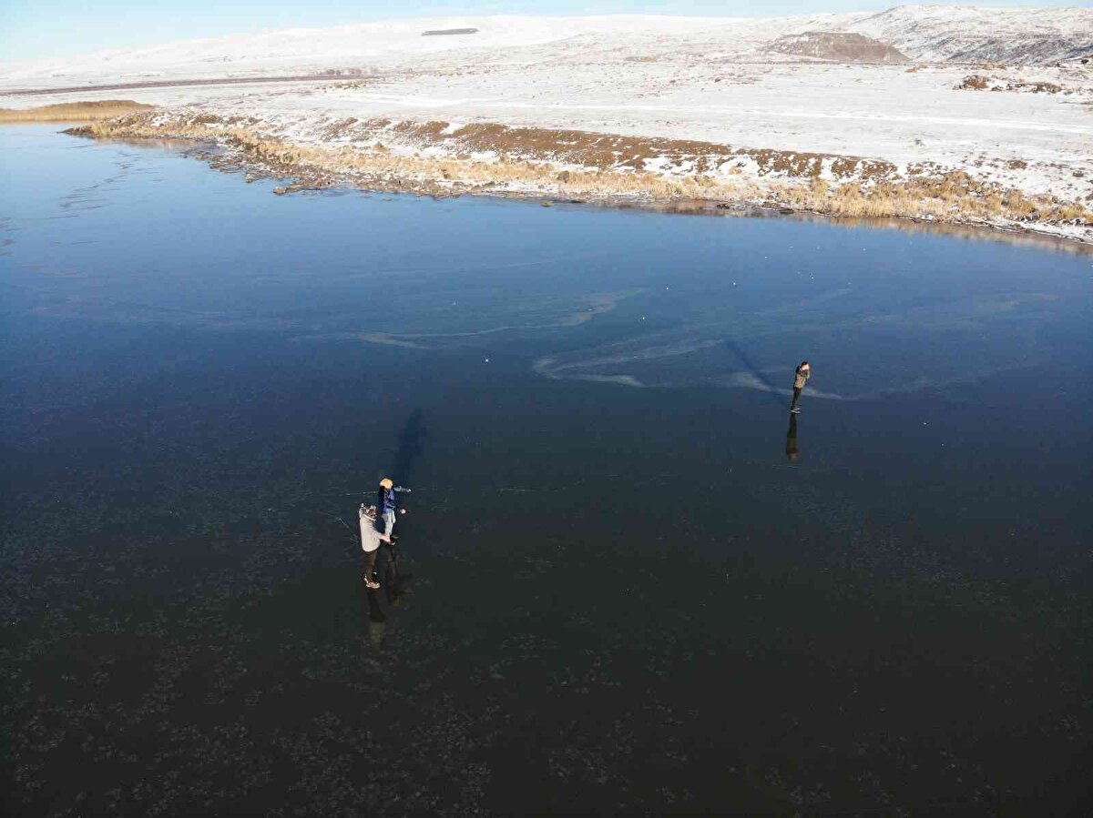 Çıldır Gölü hava sıcaklığın eksi 18 dereceye düşmesiyle buz tuttu. Yarısı donan göl vatandaşlardan yoğun ilgi gördü.<br><br>