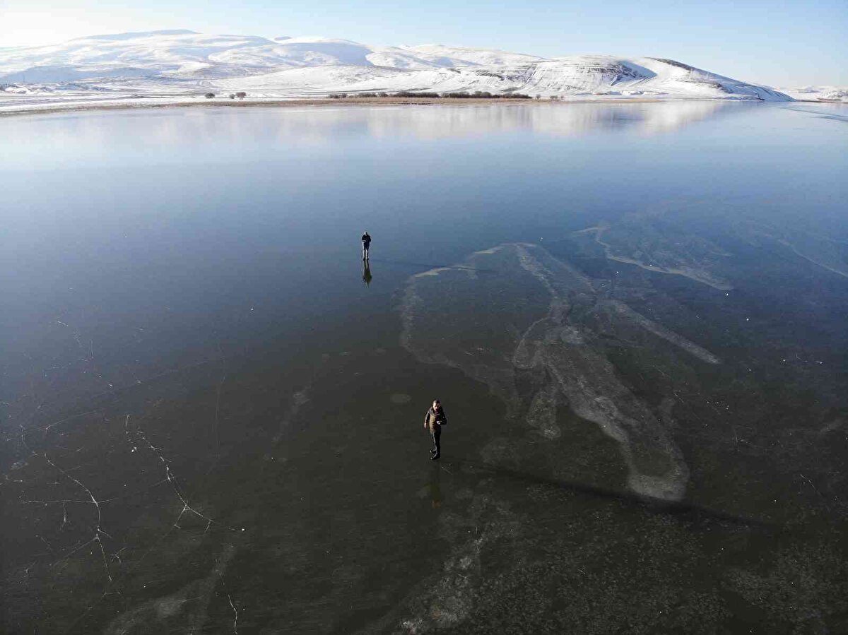 Muhteşem manzarası ve göz alıcı mavisi ile ziyaretçilerini büyüleyen Çıldır Gölü'nün buz tutan yüzeyinde yürüyen insanlar, doyasıya eğlenirken, bazı vatandaşlar ise bol bol fotoğraf çekti.<br><br>