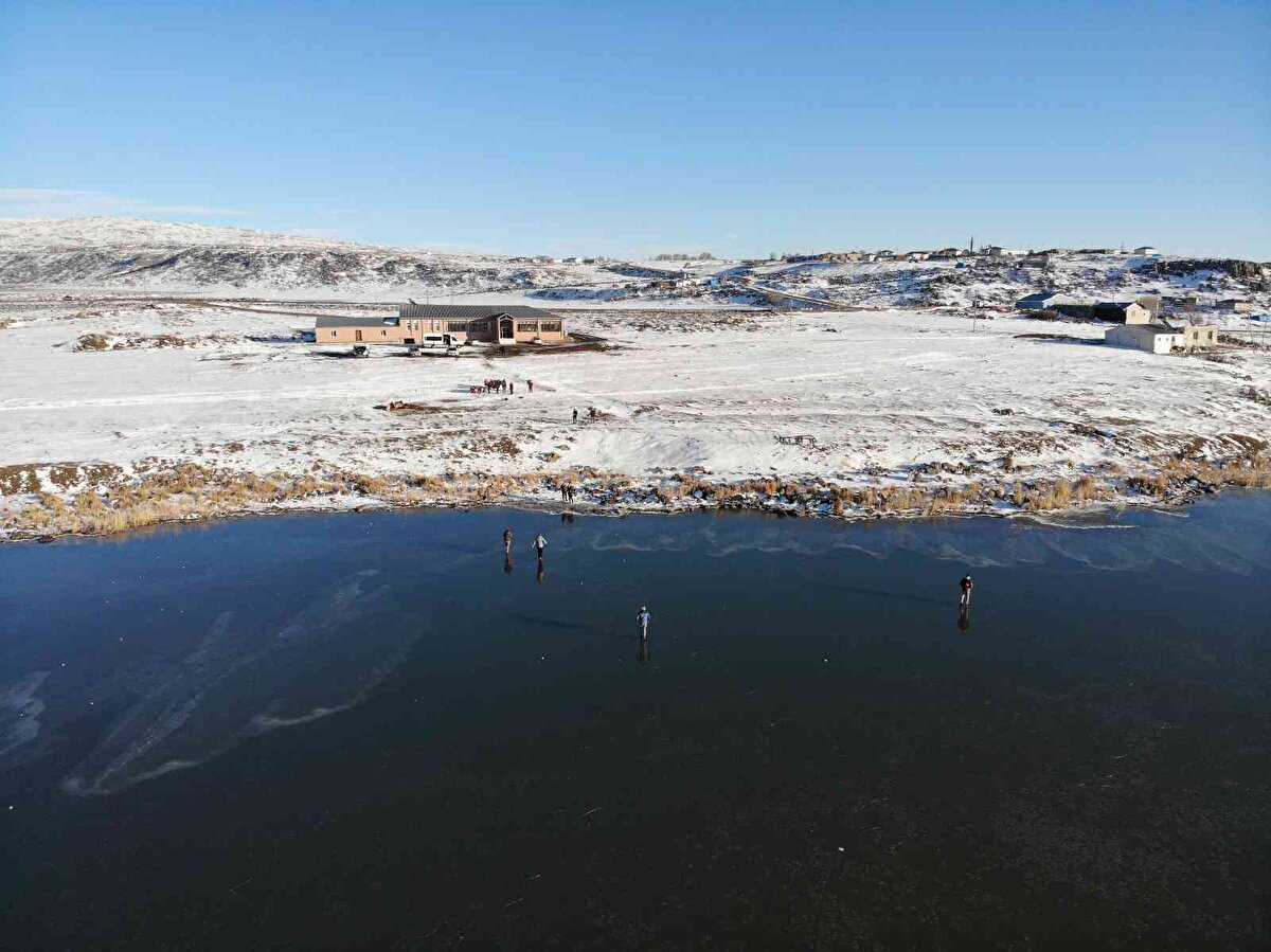Kars’a Rize’den gelen Metehan Genç, “Çıldır Gölü’nün donmuş halini görmek istedik. Donmuş ama güvenemiyoruz. Gitmek istiyorum uzaklara doğru ama gidemiyorum. Tedirgin hissediyorum, biraz daha gidiyorum daha çok tedirgin oluyorum” dedi.<br><br>
