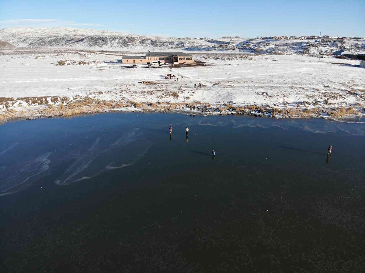 Kentte dışardan gelen vatandaşlar Çıldır Gölü’ne gelerek burada ince tabaka buzun üzerine çıktı.<br><br>Buz çıtırtısı ile kısa süre panik yaşayan vatandaşlar buz üzerinde adeta dans etti.