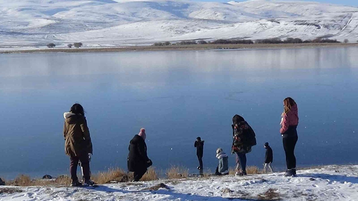 Bu yıl havaların aniden soğumasıyla birlikte donan Çıldır Gölü vatandaşlara unutamayacakları bir heyecan yaşatıyor.<br><br>Buz çıtırtıları üzerinde yürüyen vatandaşlar havadan görüntülendi. Havaların tam anlamıyla soğumasıyla birlikte Çıldır Gölü’nde atlı kızak seferleri de başlayacak.