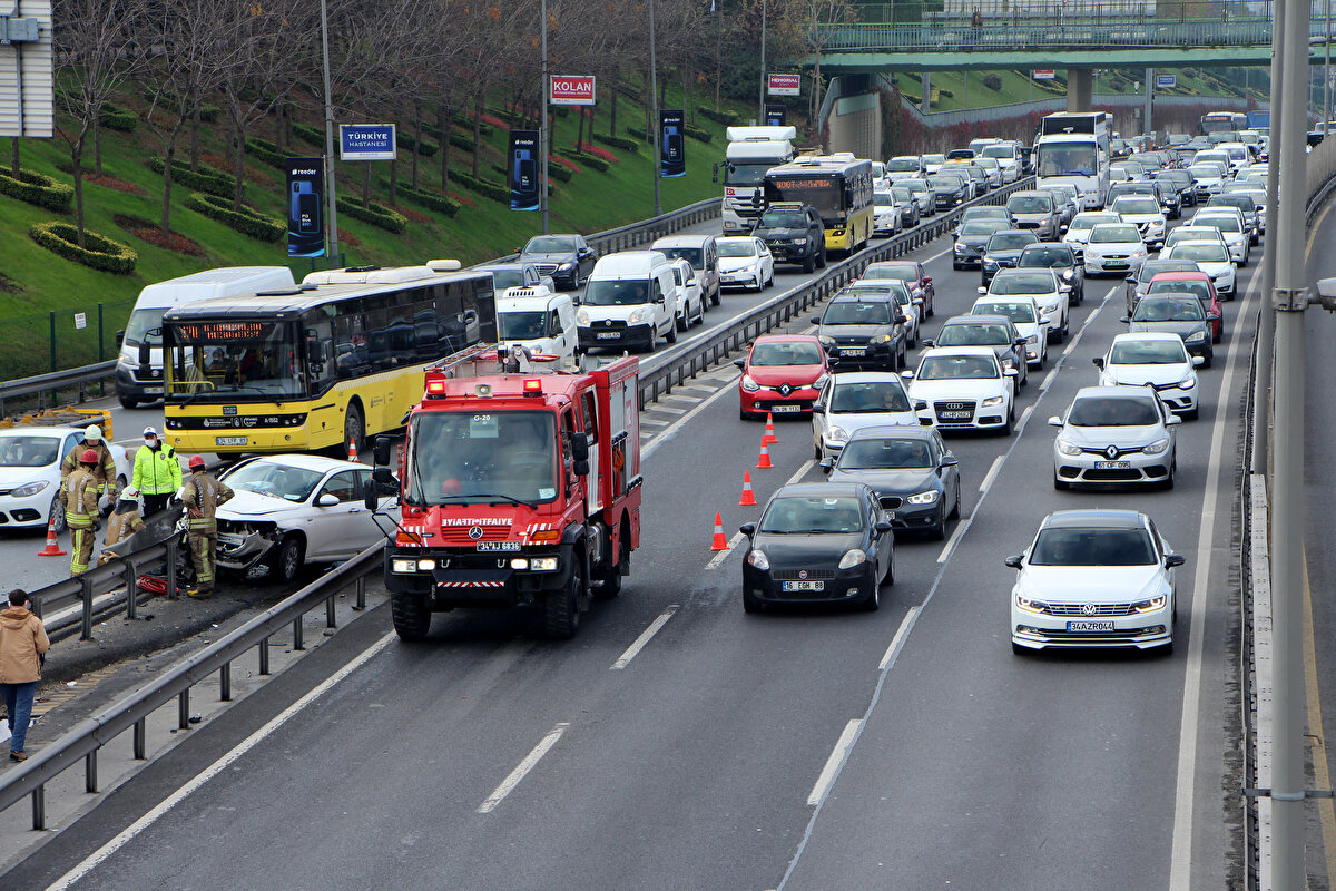 Edinilen bilgiye göre, karayolunda plakalı otomobille seyir halinde olan Şemsettin S. yol ayrımına geldiği esnada gözünün kararması sonucu direksiyon hakimiyetini kaybetti.<br><br>