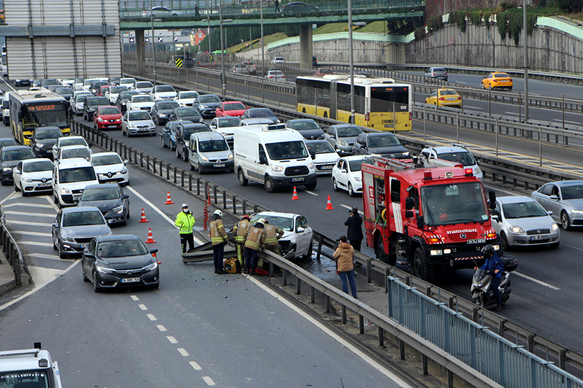D-100 Karayolu Okmeydanı mevkii Mecidiyeköy istikametinde gerçekleşen kaza saat 10.30 sıralarında meydana geldi.<br><br>