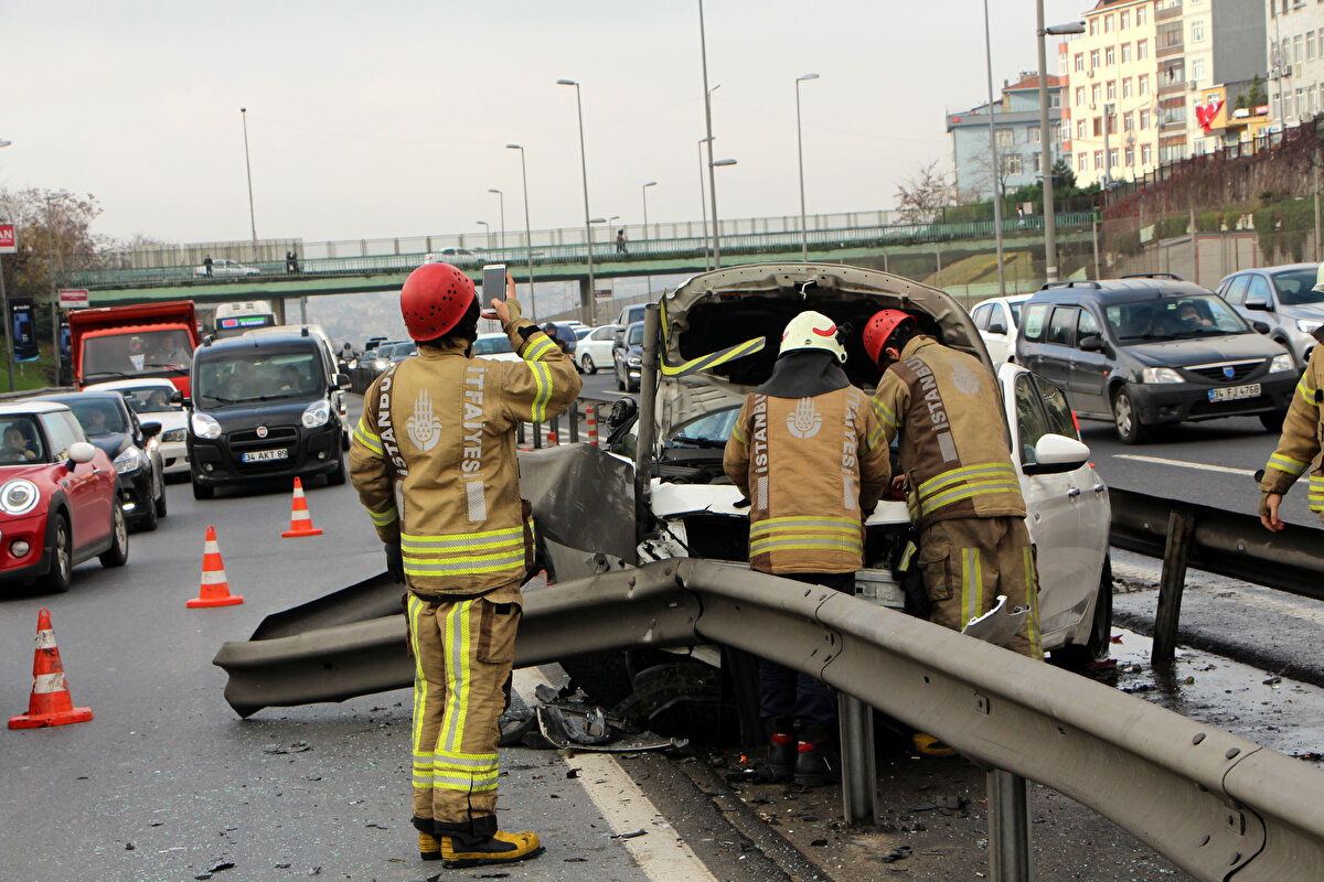Vatandaşların ihbarıyla olay yerine itfaiye, sağlık ve polis ekibi sevk edildi.<br><br>