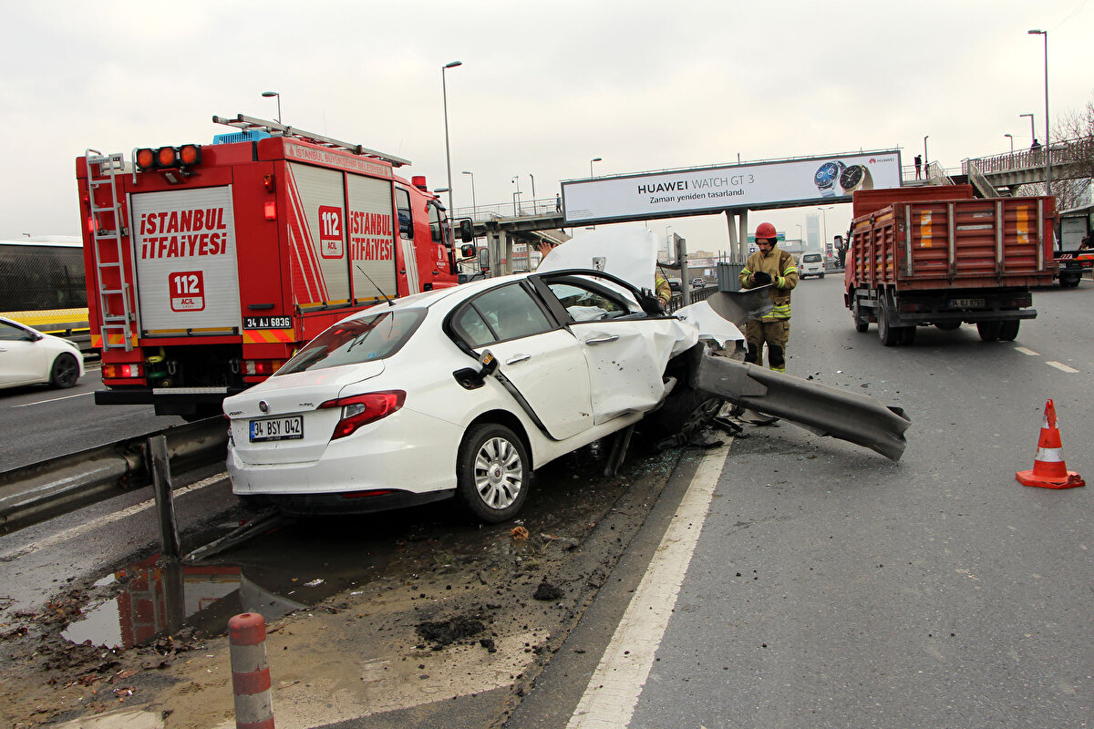 Kazada kullanılamaz hale gelen araçtaki yaşlı sürücü burnu bile kanamadan kurtuldu.<br><br>