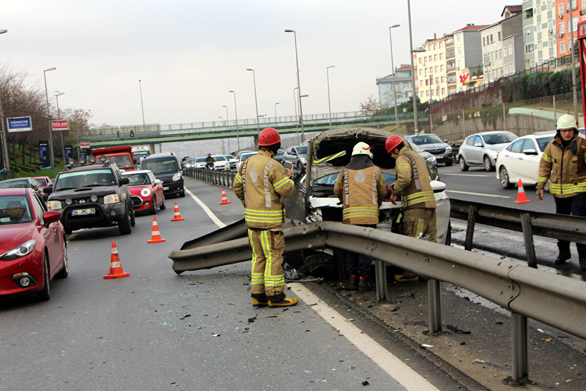 Kaza nedeniyle otomobil sürücüsü araç içinde sıkıştı.<br><br>