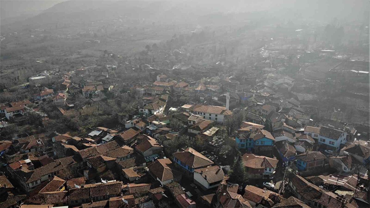Kış ayında havayı güzel gören ziyaretçiler Türkiye’nin birçok şehrinden gezmek için Cumalıkızık’a geldi. Cumalıkızık sokakları doldu taştı. Özellikle cin aralığından geçmek isteyen vatandaşlar yoğunluktan dolayı dakikalarca sıra bekledi.<br><br>