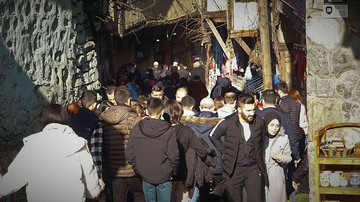 Birleşmiş Milletler Eğitim, Bilim ve Kültür Örgütünce (UNESCO) Dünya Mirası Listesi'ne alınan, 700 yıllık Osmanlı sivil mimarisini bozulmadan günümüze taşıyan Cumalıkızık, hafta sonları nüfusunun 70 katını ağırlıyor.<br><br>