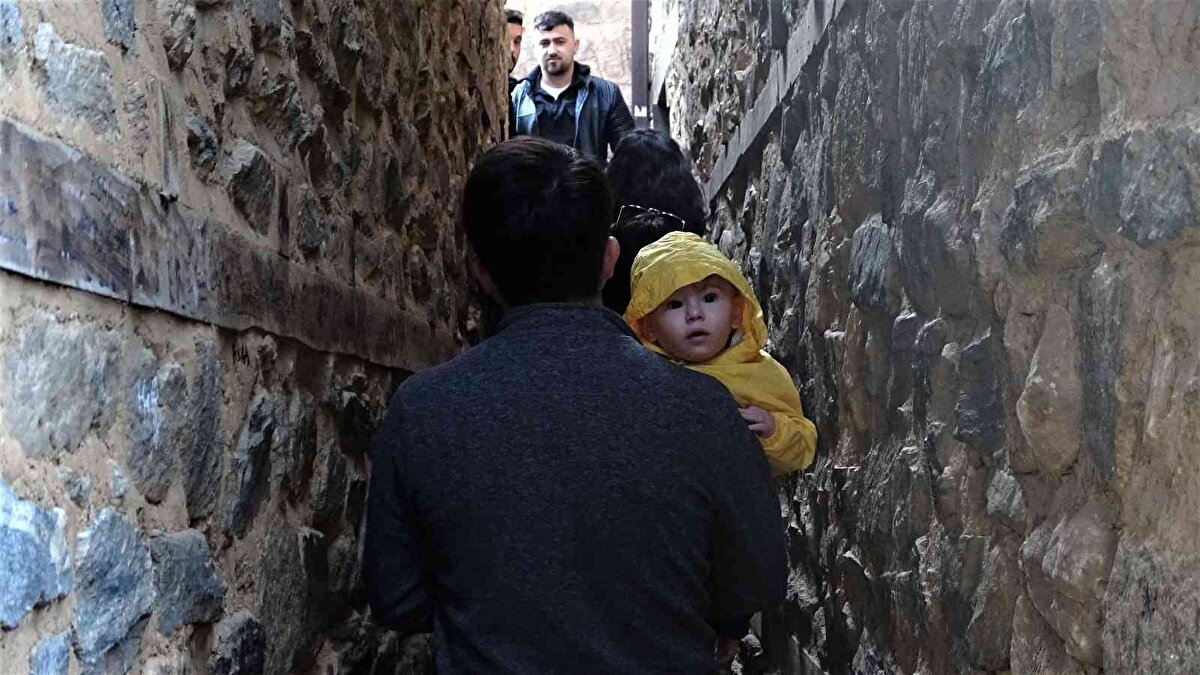 Bursa'nın merkez Yıldırım ilçesine bağlı olan yaklaşık 700 kişinin yaşadığı Cumalıkızık, ahşap ve kerpiç kullanılarak inşa edilen evleri, taş döşeli sokaklarıyla cumartesi ve pazar günleri 50 bine yakın ziyaretçiye ev sahipliği yapıyor.<br><br>