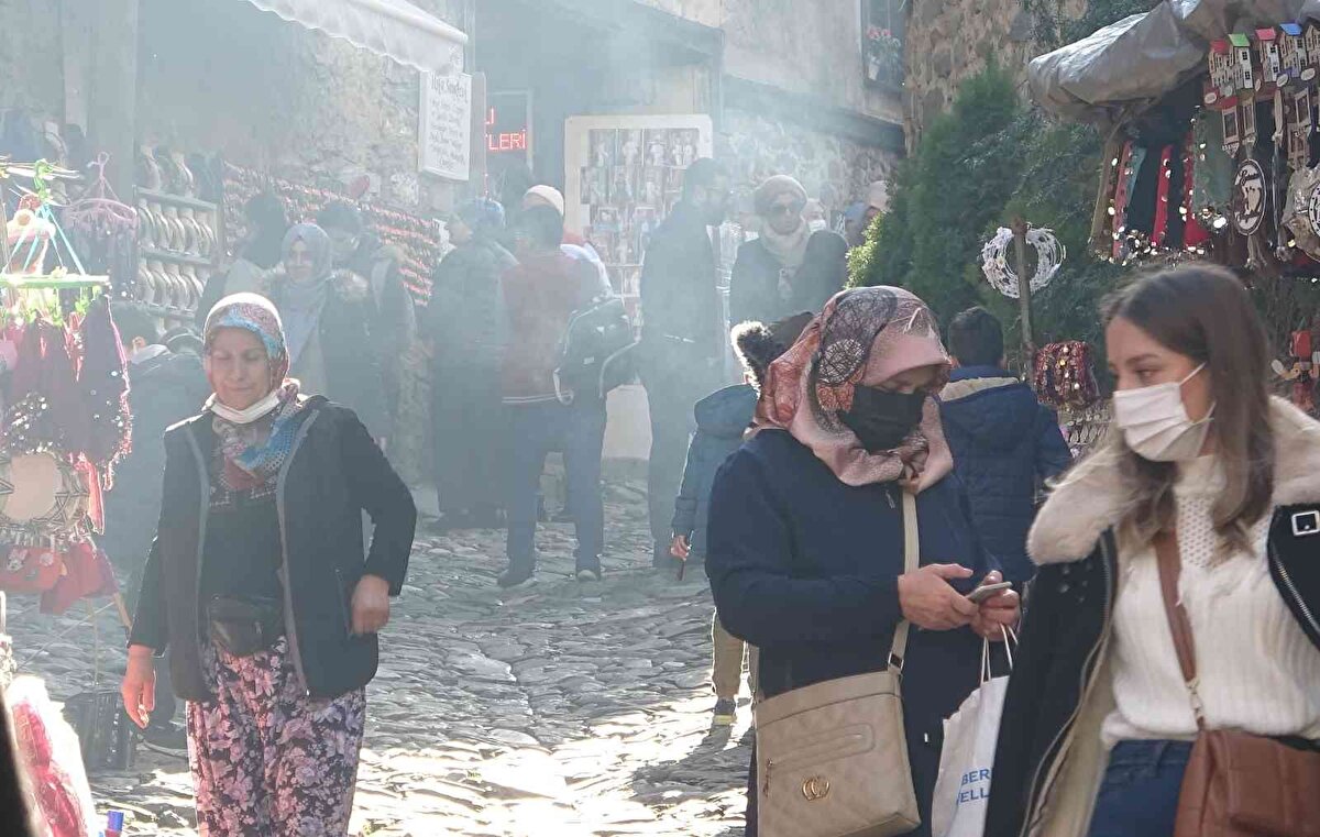 Uludağ'ın eteklerinde yer alan mahalleyi ziyarete gelenler, adeta tarihte yolculuğa çıkıyor. Bu köye gelen misafirlerin güvenli ve huzurlu şekilde gezebilmesi için jandarma ekipleri aralıksız çalışıp köye gelen ziyaretçilere yardımcı oluyor.<br><br>