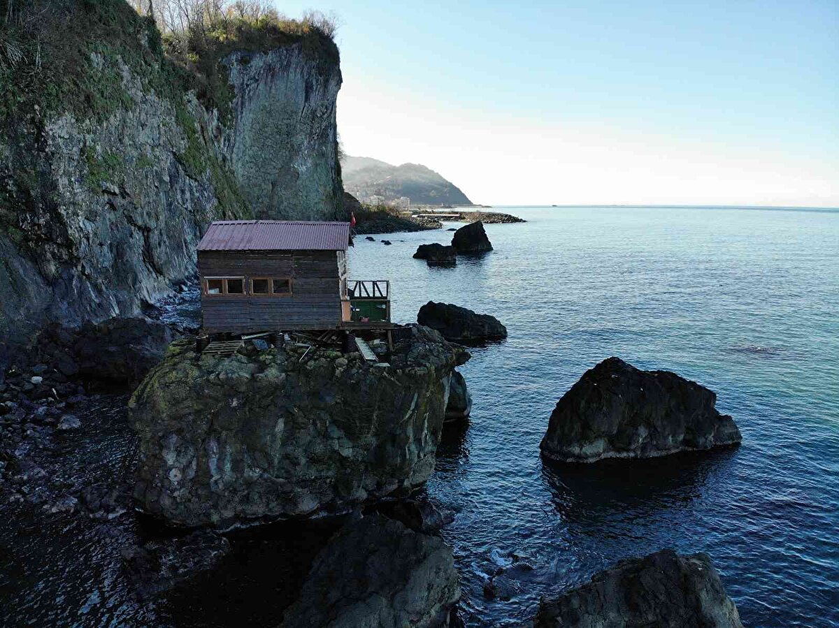 İlçenin Hacılar Mahallesi Liman mevkiinde bulunan baraka, kıyıdan 20 metre mesafede yer alıyor. 