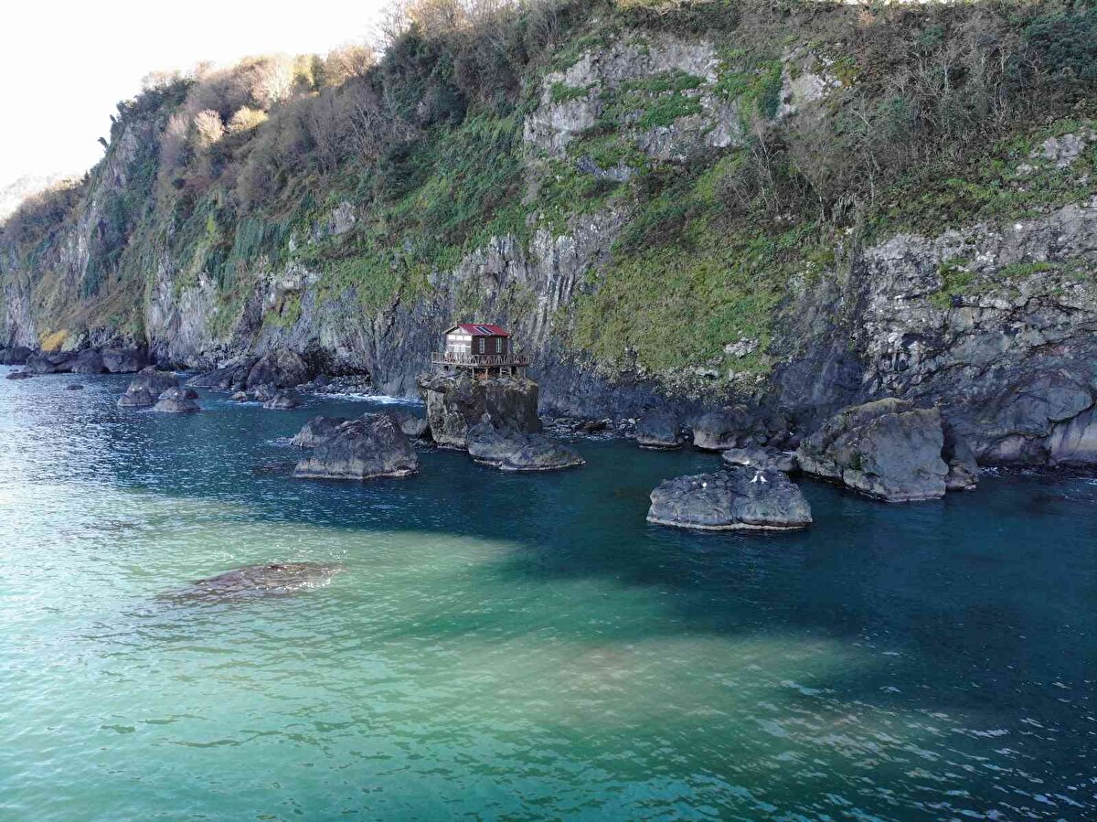 Limandan 200 metre uzaklıkta bulunan ve sadece tekneyle ulaşım sağlanan ahşap barakaya merdiven yardımıyla çıkılabiliyor.