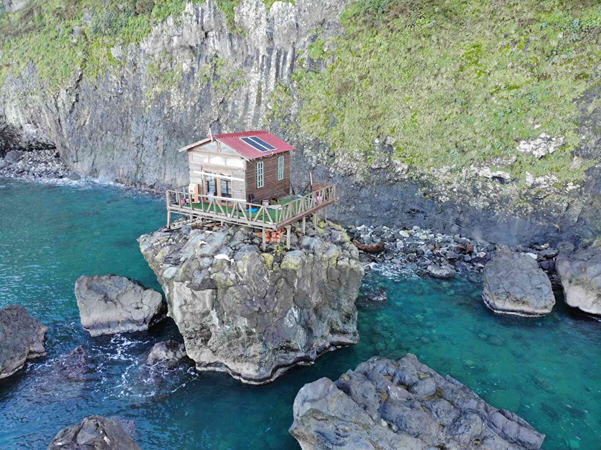 Manzarası ve ilginç mimarisiyle eşine ender rastlanan barakayı görenler telefonlarına sarılıyor.