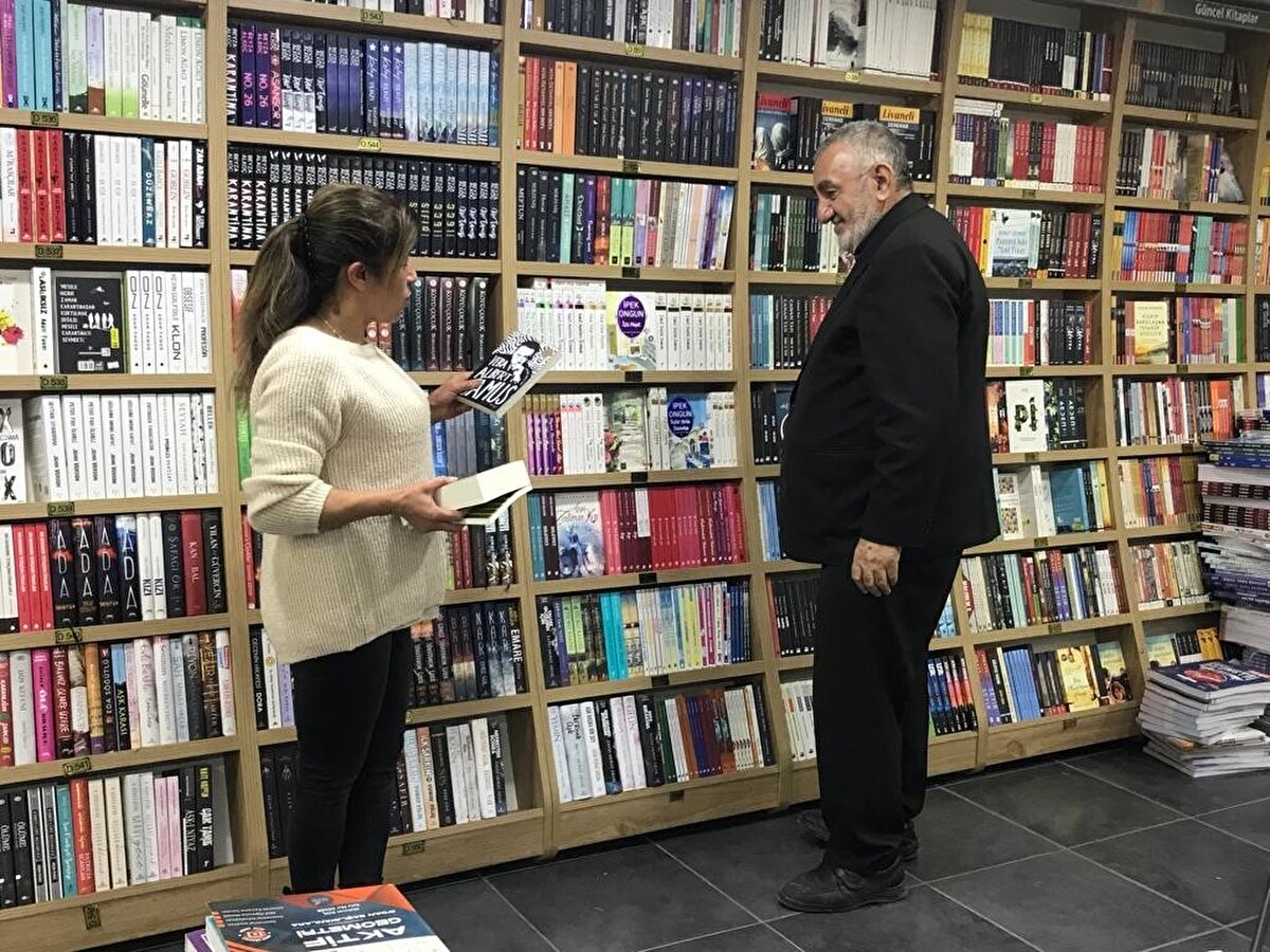 Kitap yardımına önem verdiğini belirten Batı, "2017 yılında Yayıncılar Birliği tarafından yılın kitapçısı ödülünü aldım. Yazıhanem kitap dolu, gelen gidene veriyorum. Okullara kitap vermeye gayret ediyorum. 2-3 tane okulda kütüphane açtım. 10-12 yıl önce herkes okusun diye bir kitap fuarı yaptım. Özel bir çalışma ile 1-2 liraya kitap sattım. Elazığ'da 1 yılda 600 bin civarında kitap sattım. Okumak için bahane aramak yerine ne yapabileceğimizi, okumayı nasıl gerçekleştirebileceğimizi düşünsek, kesinlikle kitap okumadan edemeyiz. İnsan okudukça da keyif, zevk ve mutluluk alıyor. Kitaptan daha güzel bir arkadaş yok. Kitaptan daha güzel bir dost bulamazsın" diye konuştu.