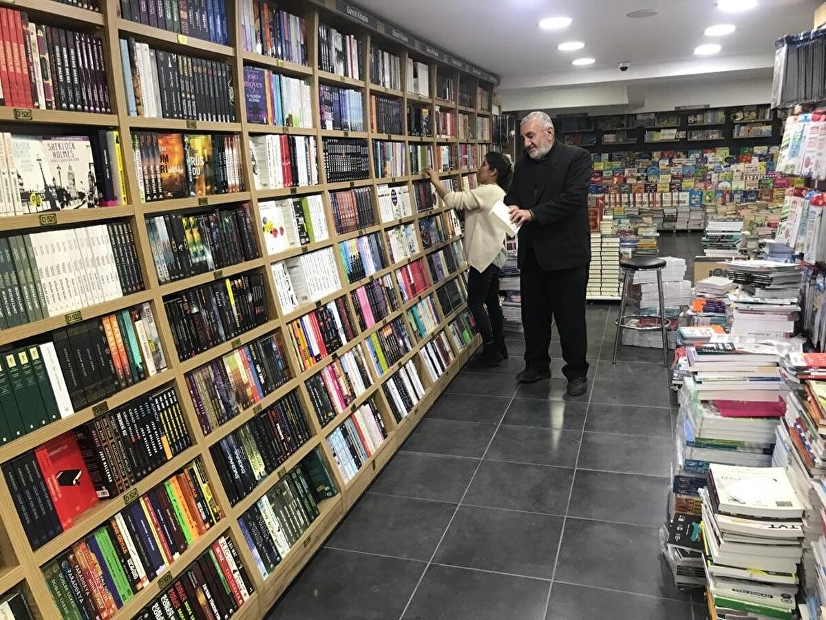 Batı'nın okumaya olan ilgisi ve sevgisi, onu Elazığ'da ve ülke genelinde tanınmış bir kitapçı yaptı. Batı, gençliğinde çeşitli ilerde çalışarak 32 yaşında ağabeyine ait olan tarlayı satarak kitap dükkanı açmaya karar verdi. 41 yıllık kitapçılık hayatında çeşitli başarılara imza atan Batı, 2017 yılında Yayıncılar Birliği tarafından yılın kitapçısı ödülünü aldı. Günümüzde modern ve büyük 3 şubeyle hizmetlerine devam ededen Batı, kitap alamayanlara ücretsiz ve iadeli kitap vererek, herkesin kitap okuması için uygun fiyatlı ve taksitli kitap satışı imkanı sağlıyor. Okullara kitap vermeye gayret eden Batı, 3 tane okulda kütüphane açtı.