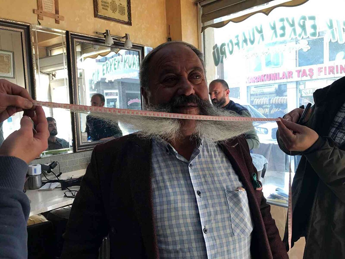 Bıyıkların bakımının masraflı iş olduğunu dile getiren Aslanhan, aylık bıyık masrafının bin 500 lira arasında olduğunu ifade etti. “Masraflı bir iş ama hayatta olduğum sürece bıyıklarımı kesmeyeceğim" diye konuşan Aslanhan, "Bıyıklarımı kesmeyi kesinlikle düşünmüyorum, ben ölünce ancak keserler. Aylık sadece bıyık masrafım bin 500 liraya mal oluyor ama devam edeceğim" şeklinde konuştu.