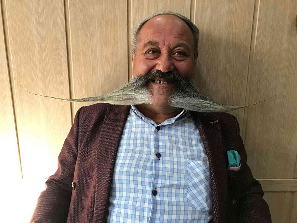 18 yıldır düzenli olarak Aslanhan'ın bıyıklarının bakımını yapan berber Şeref Şık, her gün Aslanhan'ın bıyıklarını yapmaktan duyduğu mutluluğu, "Pala Bayram amcamız bu bıyıkları kesmeyecek biz de bıyıklarını her gün yapmaktan mutluyuz, Allah ömür verirse ölene kadar birlikteyiz" ifadeleriyle dile getirdi.