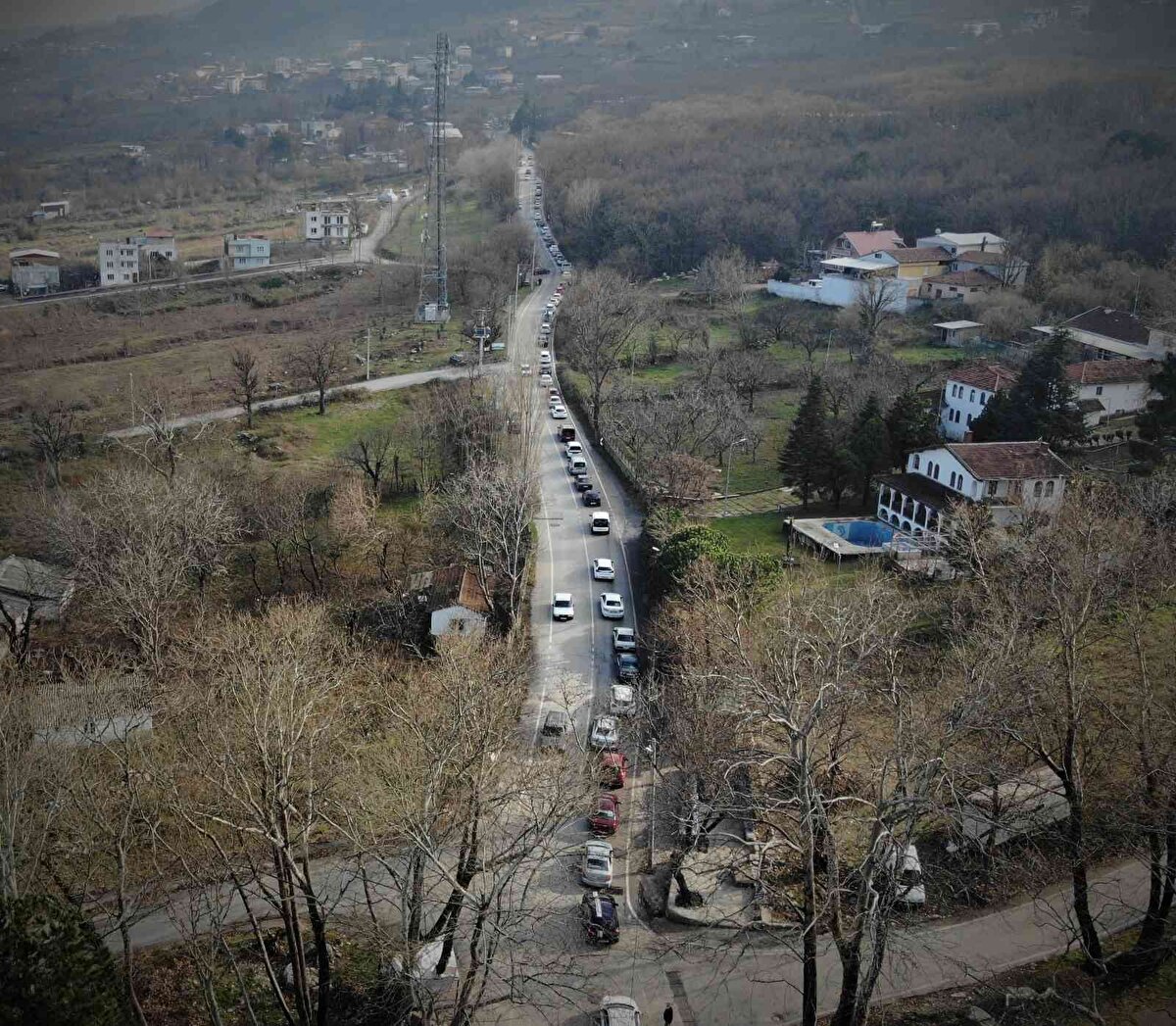 Bursa'da Yıldırım ilçesi Hamamlıkızık köyünde bulunan bir su firması, Uludağ'dan gelen doğal kaynak suyunu vatandaşlara yüzlerce çeşmeden doldurma imkanı sunuyor.<br><br>