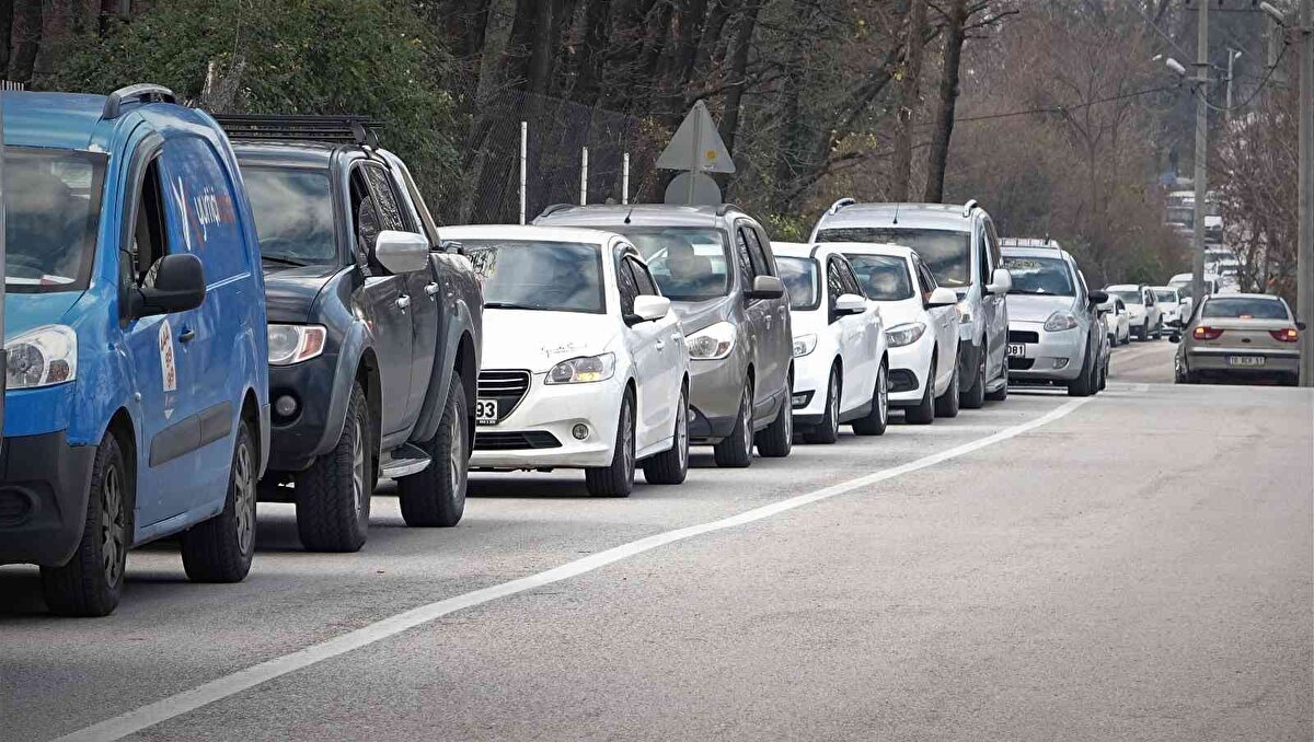 Vatandaşlar çeşmelerden bir aylık su ihtiyaçlarını doldurarak evlerinin yolunu tutuyor.<br><br>Su doldurmak için saatlerce kuyrukta beklediklerini ifade eden vatandaşlar, "Buranın suyunu yıllardır kullanıyoruz. Çok memnunuz. Fiyatı da uygun. Buradan 1 aylık evimizin su ihtiyacını karşılıyoruz. Çok talep var, kilometrelerce araç kuyruğu oluşuyor. Su doldurmak için saatlerce kuyrukta beklediğimiz oluyor" dedi.