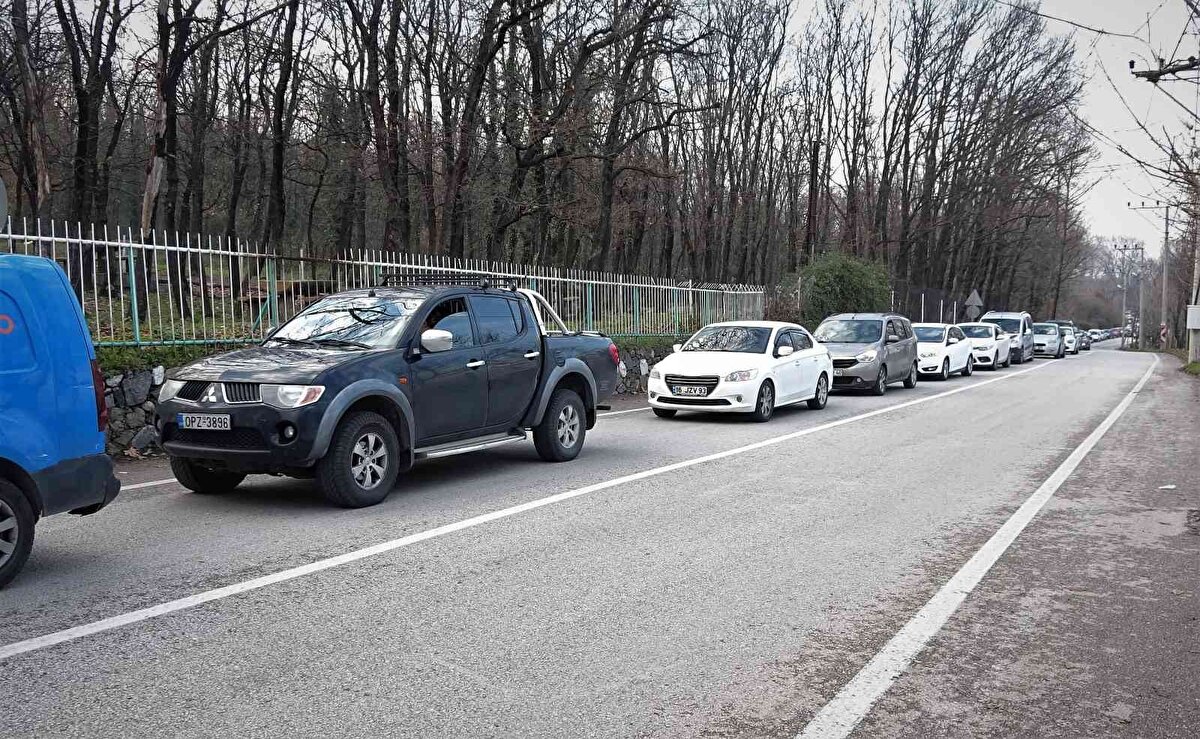 Vatandaşlar bayide 16 lira olan 19 litrelik damacanalarını burada 2 lira 50 kuruşa dolduruyor.<br><br>Kaliteli su, ucuz fiyata sunulunca büyük rağbet görüyor.<br><br>Su işletmesinin önünde sürekli kilometrelerce araç kuyruğu oluşuyor. 