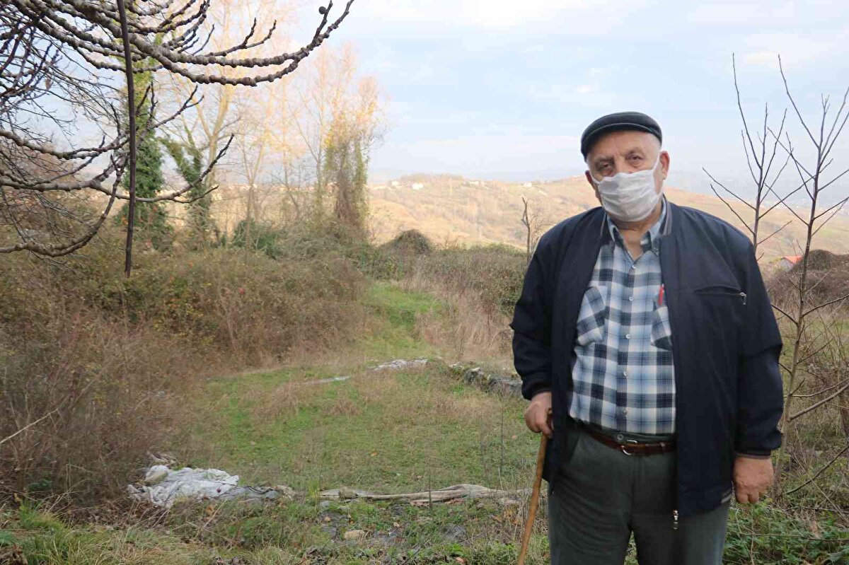 Zeugma'ya benzer alanda üzeri kum ve brandalar ile örtülen mozaikler ile ilgili her yere müracaatta bulunduğunu anlatan Nizamettin Oral, "14 yıldır bekliyorum" diye konuştu. Yıllardır çok masraf yaptığını ve uğraştığını anlatan Oral, "Burada bu nimeti bulduk. Gerçekten biz kötü mü olduk bilmiyorum. Çok değerli bir şeymiş bu. Arkadaş buna sahip çıkılsın. Vali, milletvekilleri değişti. Kültür Bakanı, Kültür Müdürüne varana kadar herkes değişti. Buraya sahip çıkan yok. Taşlar çökmüş, bezler çürümüş. Hayvanlar otluyor burada. Buraya sahip çıksınlar. Ne olacaksa bir an evvel olsun. Gaziantep'teki mozaiklere eş değer deniliyor. Bilenler çok güzel bir malzeme diyor. Burası Çaycuma'ya, Kadıoğlu köyüne lazım değil. Burası Türkiye'ye lazım olan bir müessese olacak. Ben de bir an evvel sıkıntılardan kurtulayım. 14 yıl bana hep üzüntüyle geçti. Acaba bu kış, bu yaz ne olacak. Çalışacaklar mı diye bekledik. Biraz çalıştılar gittiler. Ondan sonra bakan olmadı. Siyasi olarak söylemiyorum. Bütün ilçe başkanlarına varana kadar müracaat ettim. Çaycuma'nın zenginleri de var. Hiç sahip çıkmıyorlar. Bana bu memleketi yediemine verdiler. 70 kuruş para vermediler. Benim çok masrafım var buralarda" diye konuştu.<br><br>