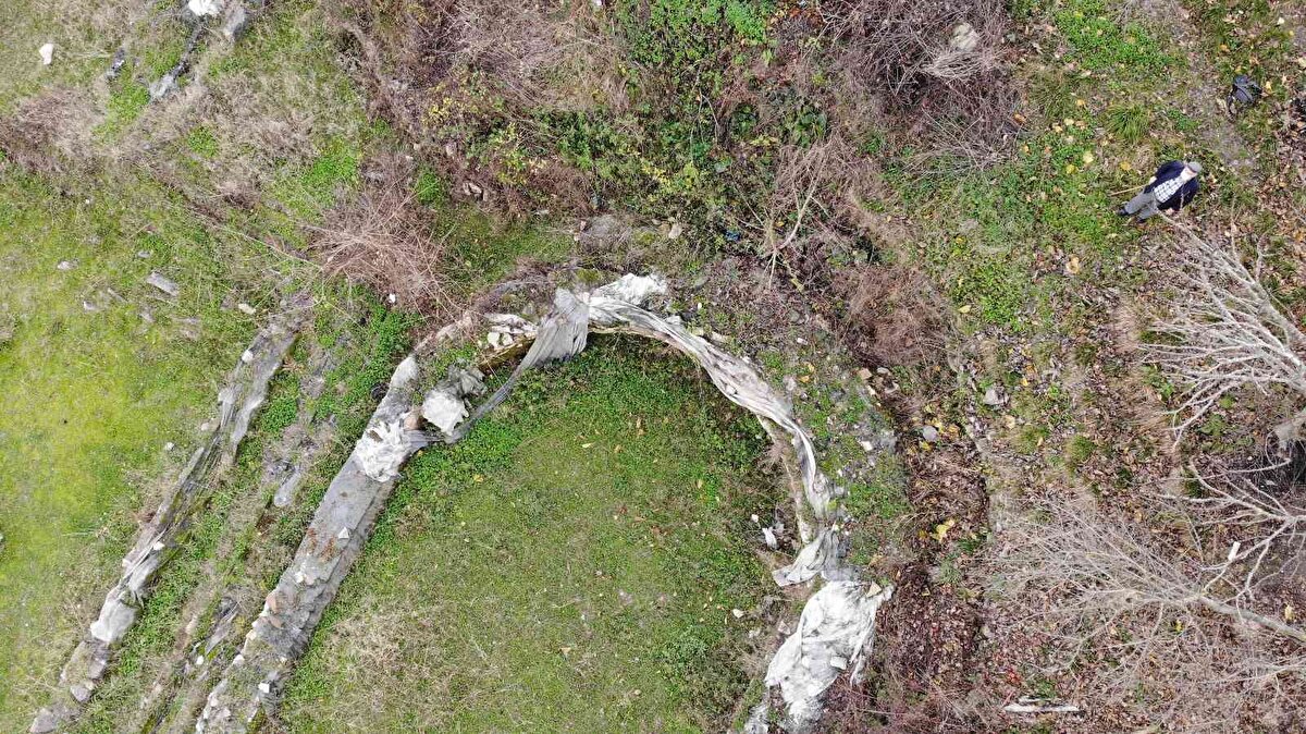 Zonguldak'ta 14 yıl önce bahçesine sera kurmak isterken geç Roma-erken Bizans dönemine ait tarihi eserler bulan Nizamettin Oral, kazılıp üzeri kapatılan mozaiklerle ilgili yetkililere seslendi. Toprak altında yüzlerce yıl bekleyen ancak gün yüzüne çıkarıldıktan sonra yüzeysel bir şekilde kazılıp kapatılan mozaikler yok olma ile karşı karşıya.<br><br><br>