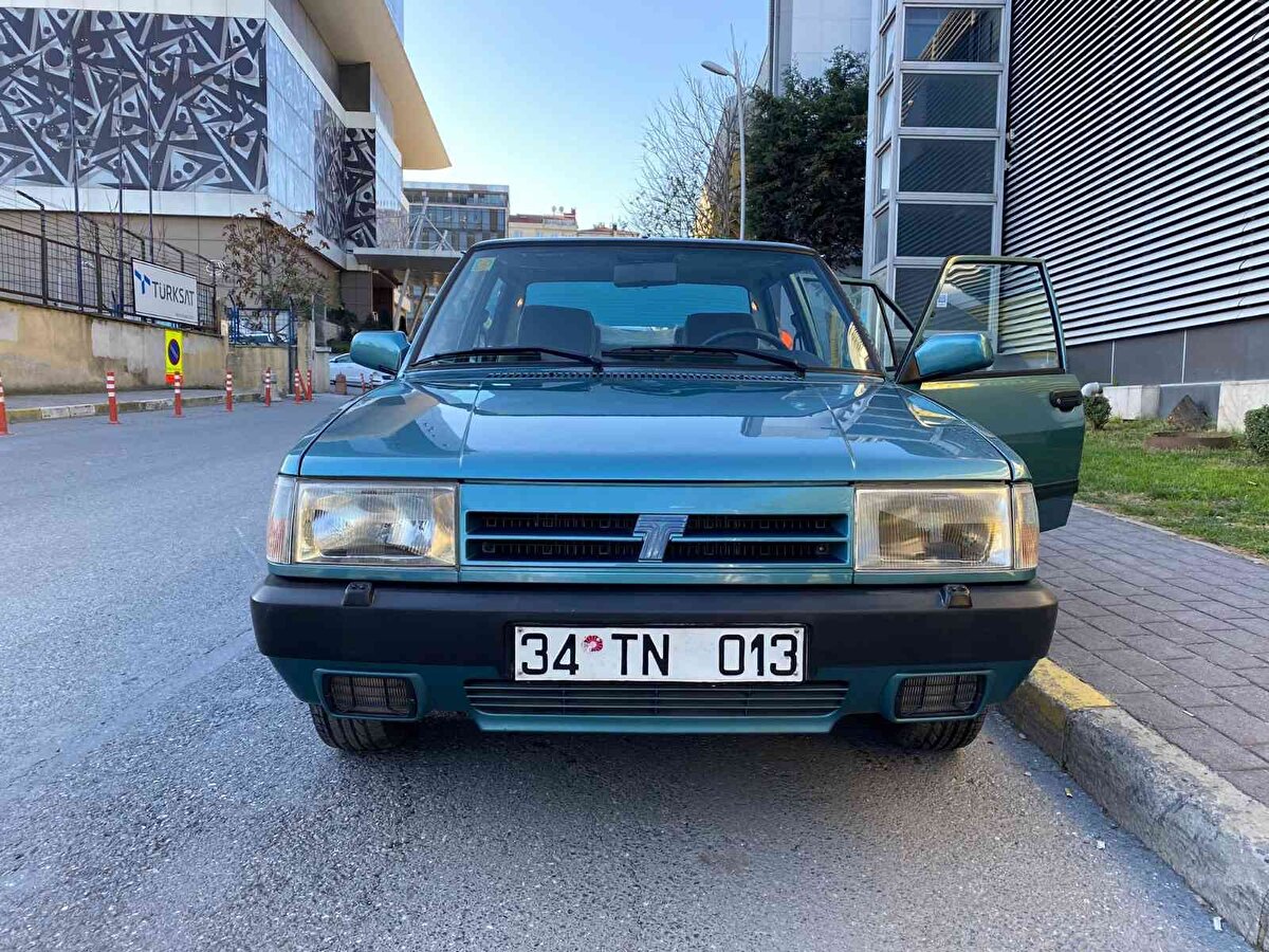 Otomobil hakkında konuşan Sercan Deniz, "Beş yıl önce buldum. Beş yıl önce bu aracı satmaya niyetleri hiç yoktu. Yaşlı bir amca zaten sahibi. Bir sene geçti aradan. Tabii bu aralarda yokluyorum, satıyor musun, satmıyor musun diye. Hala satmadılar, satmadılar. Aradan dört sene geçti, dört sene sonra geçen sene haziran ayında aracı satmaya ikna edebildik. Aslında hala satmaya niyetleri yoktu ama sonunda biz ikna edebildik. Aracı satın aldım. Aracı satın aldığımda aracın muayenesi yoktu. Kullanılmayacak durumdaydı. Ben de çekme belgeye çıkartarak satış almak istemedim. Arabanın üzerindeki plakası orijinal TR'siz ilk plakası duruyor. Çekme belgeye çıkarıldığı zaman bu tip şeylerde plakalar teslim ediliyor. Sonradan muayene yaptırıldıktan sonra plaka basım işi yapılıyor. Bundan dolayı ben hiç şey yapmadım. Çekme belgeye çıkartmadım arabayı. Araba trafiğe çıktığı günden bugüne kadar kesinlikle çekmeye çıkmadı. İlk alınış faturaları, kitapçıkları yedek anahtarları orijinal her şeyi duruyor. Şu anda mevcutta var. Araçta bu zamana kadar kesinlikle en ufak bir hasar darbe söz konusu olmamış. Herhangi bir boyası, değişeni yok aracın. Aracı muayenesine bile çekiciyle götürdüm. Zaten çekiciyle teslim aldım bütün bakımlarını yaptırdım" dedi.