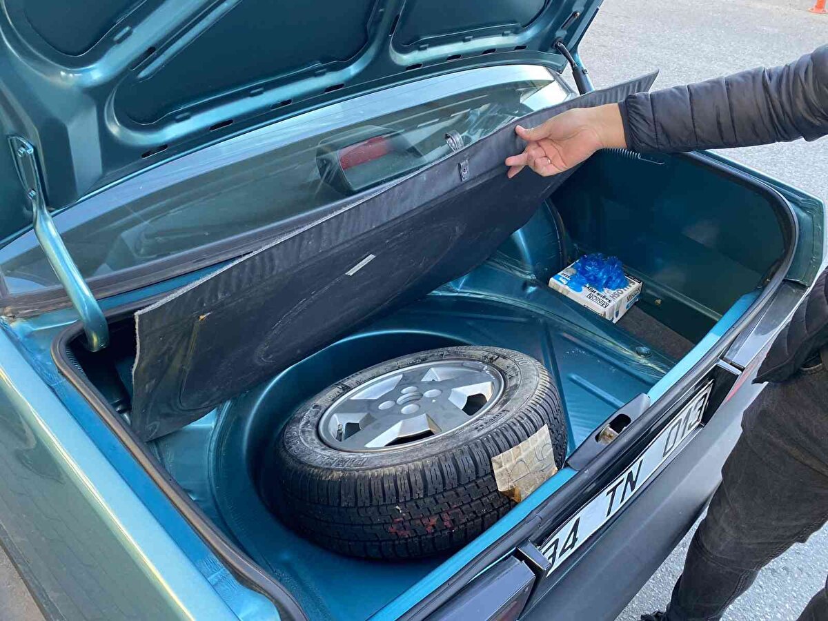 “Bu aracı sadece haftada bir gün dışarı çıkıp hava alması için rutubetli yerde kalmaması için dışarı çıkartıyorum, tekrar yerine koyuyorum" diyen Deniz, "Aracımız güzel durumda, güzel vaziyette bir araç. 1993 model, doksan üç yılının sekizinci ayında da trafiğe çıkmış. Şuan kilometresi, üç bin dört yüz doksan kilometrede. Herhangi bir sıkıntısı, problemi kesinlikle yok. Her şeyi ilk alındığı günkü gibi duruyor. 200 bin TL fiyat biçtik. Bu fiyatı veren olursa aracı satmaya da niyetimiz vardır. 130, 140 bin TL'lere zaten teklif verenler var. Biz o fiyatlara aracı vermedik. Aracı herkese verme gibi bir düşüncemiz yok. Araç sadece kıymetini bilecek birisine verilecektir. Çünkü gerçekten kıymetli bir araçtır" ifadelerinde bulundu.