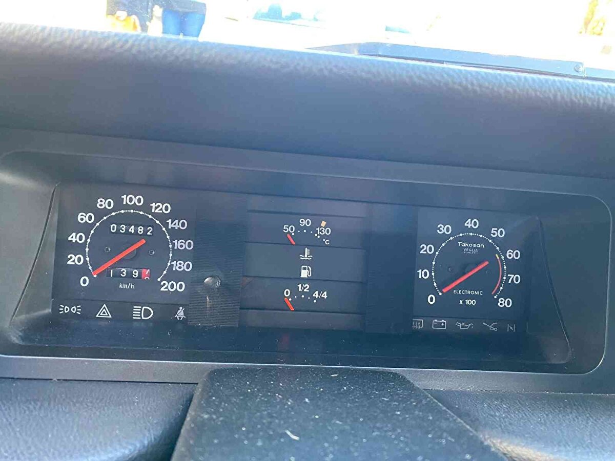 Tofaş otomobiline gözü gibi bakan Deniz, otomobilini Ümraniye'de bulunan bir İSPARK otoparkında tutuyor. Deniz, aracını haftada sadece bir gün hava alması ve rutubetli ortamdan ayrılması nedeniyle kısa süreliğine kullanıyor. Aracın koltuklarındaki naylonları dahi sökmeyen Deniz, aracına binerken ayakkabılarına da galoş geçiriyor. Sercan Deniz, otomobili muayeneye bile çekici ile götürüp geri getirdiğini ifade etti.<br>