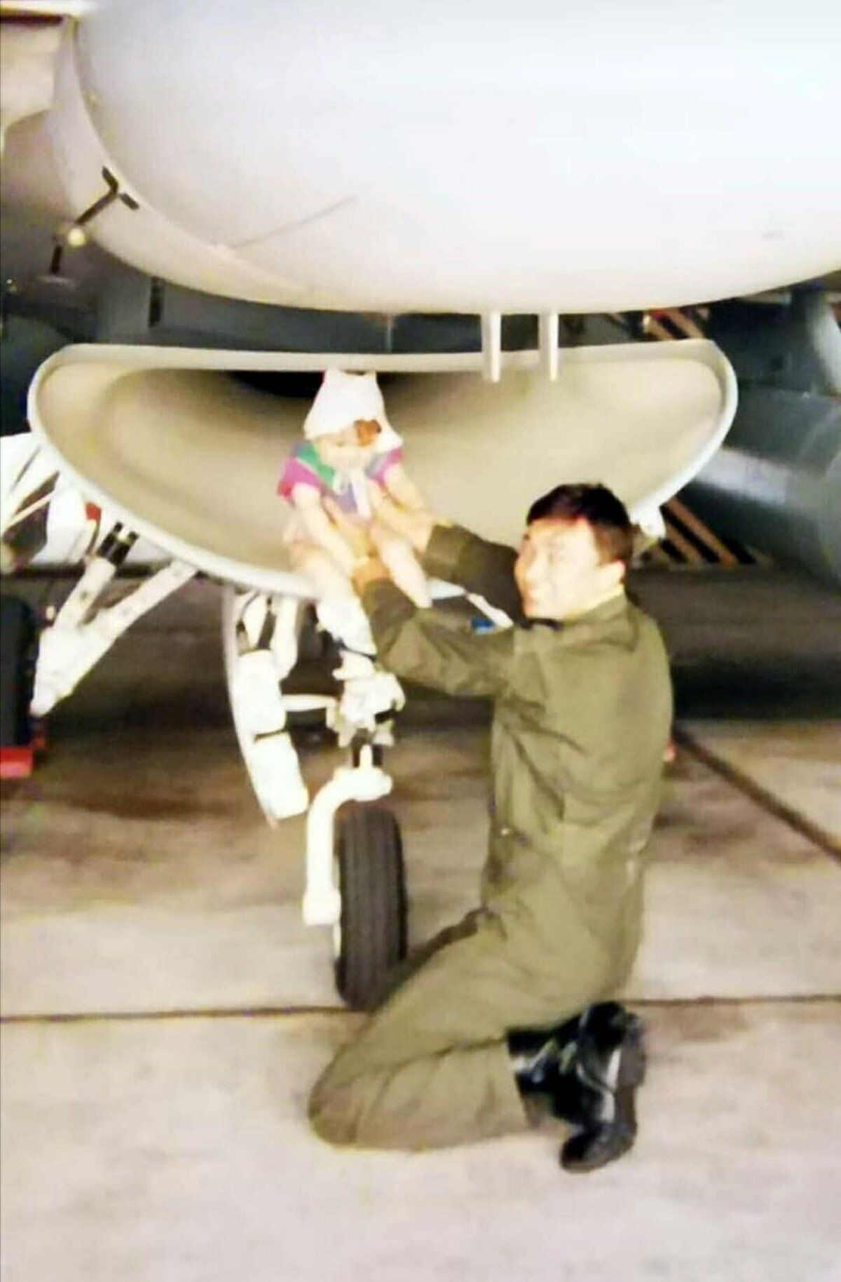 Ufuk Köksal da kızıyla aynı kokpitte olmanın muhteşem bir duygu olduğunu söyleyerek, "Kızım pilot olmak istediğini söylediğinde çok sıcak bakmamıştım. Ancak mezun olduktan sonra da pilotluğa ilgi gösterince kayıtsız kalmadım ve sonuna kadar destek oldum. Kızımla gurur duyuyorum. Çok başarılı bir pilot olduğunu objektif olarak söyleyebilirim. Kızımla uçabilmek, aynı kokpitte olmak tarifsiz ve muhteşem bir his. Bir baba olarak bu duyguyu tattığım için kendimi özel hissediyorum” dedi.<br><br>