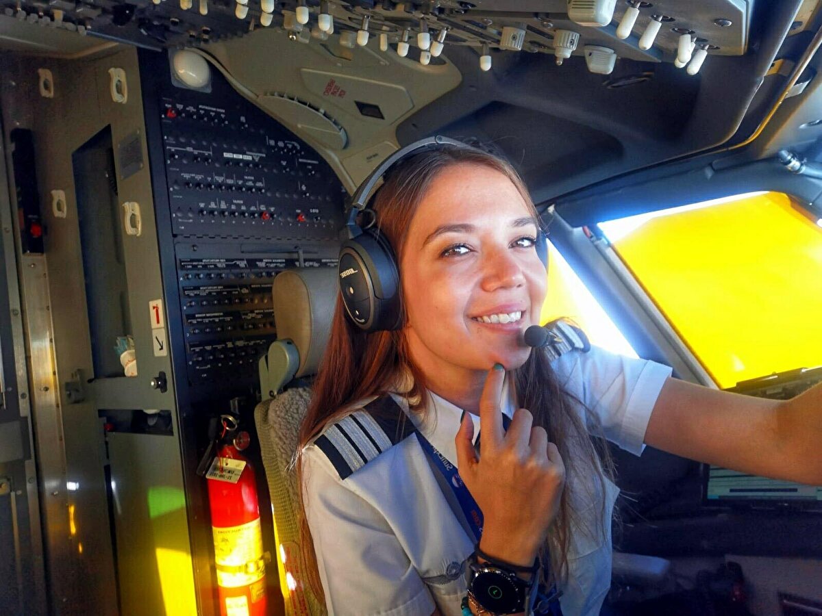 Fakat Buse Köksal, içindeki pilotluk tutkusunu bir türlü dindiremeyerek radikal bir kararla, çalıştığı şirketten istifa ederek pilotluk eğitimi için ABD'ye gitti.<br><br>ABD'de eğitimini tamamlayarak lisansını alan Köksal, 2018’de Türkiye'ye döndü.<br><br>Babasının çalıştığı hava yolu şirketine başvuru yapan Köksal, mülakatları başarıyla geçince 2019'da pilot oldu ve babasıyla aynı kokpitte uçtu.